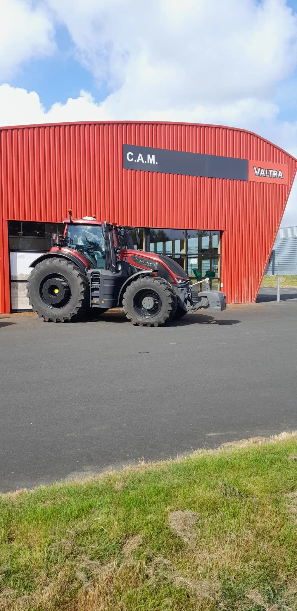 Un tracteur VALTRA S416 plack devant la concession CAM Sévremoine à Saint-André de la marche, dans le 49 - Maine-Et-Loire.