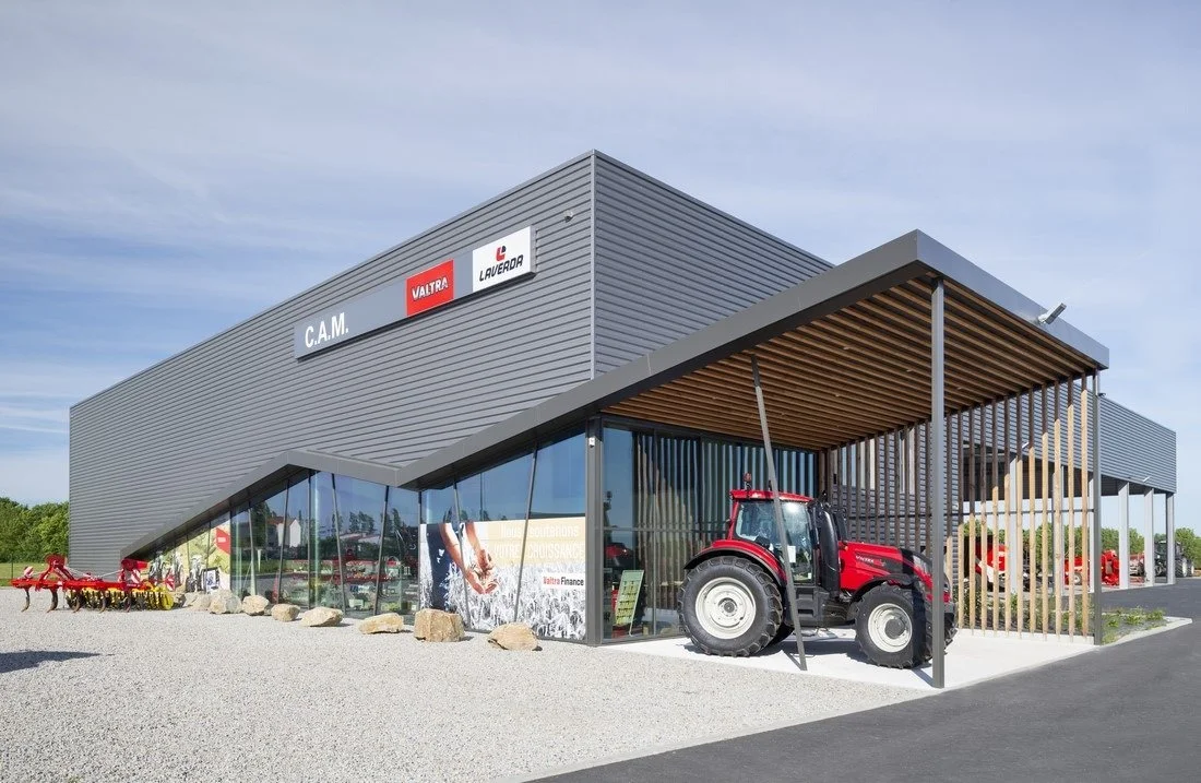 Bâtiment de Landemont, distributeur VALTRA, concessionnaire de machines agricoles.