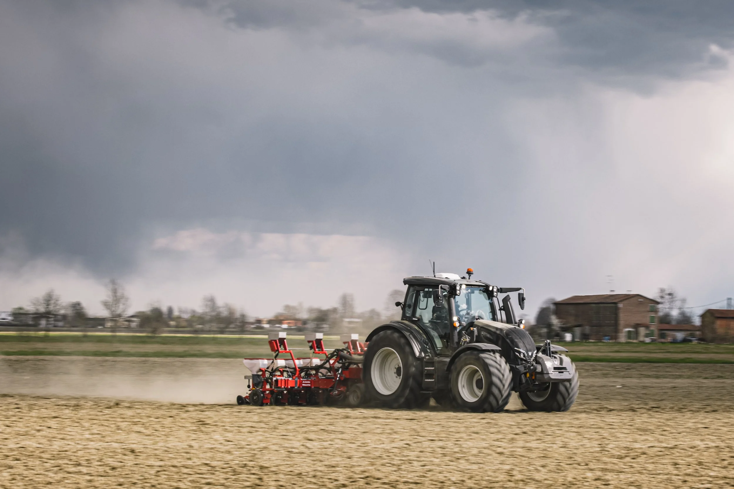 Tracteur de la série N VALTRA, compact, polyvalent, idéal pour travaux aux champs et élevage