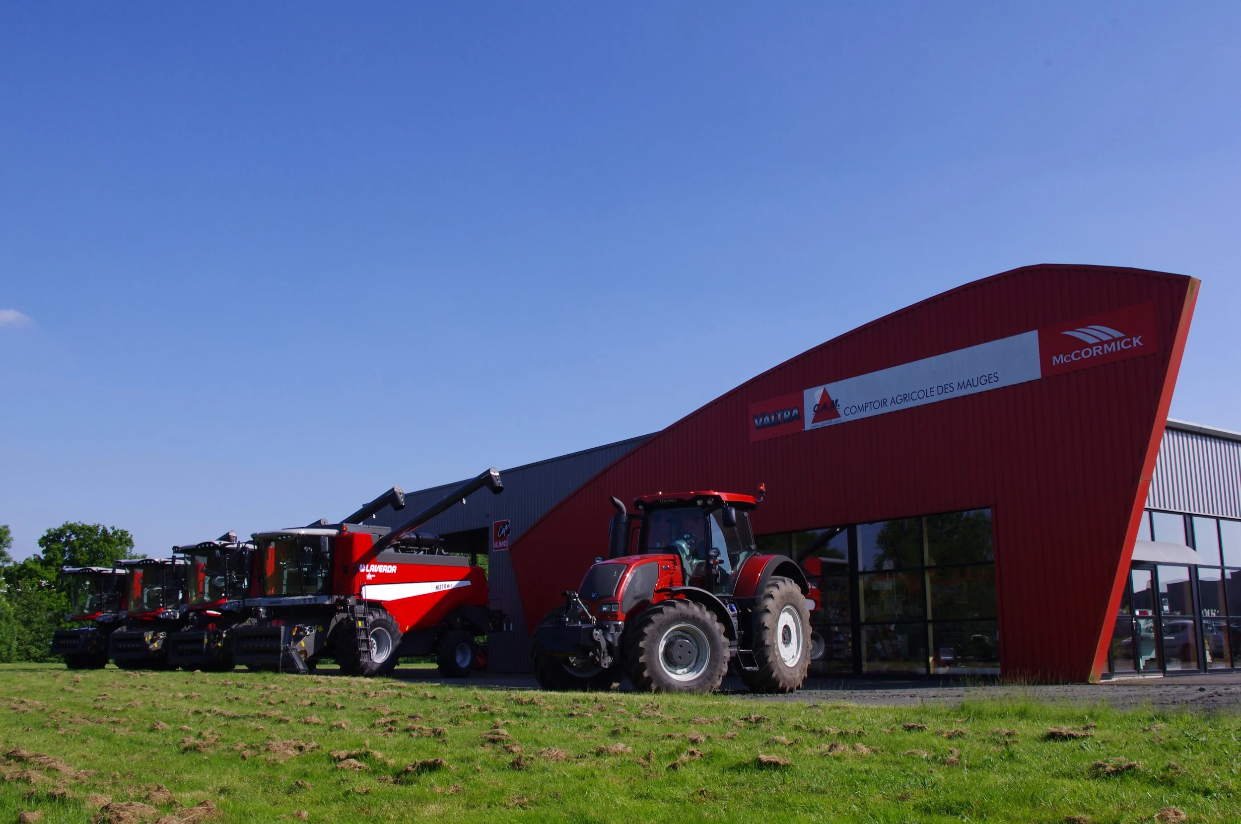 Bâtiment de la concession de Saint-André dans la région choletaise. Concession de matériels agricoles. Distributeur VALTRA