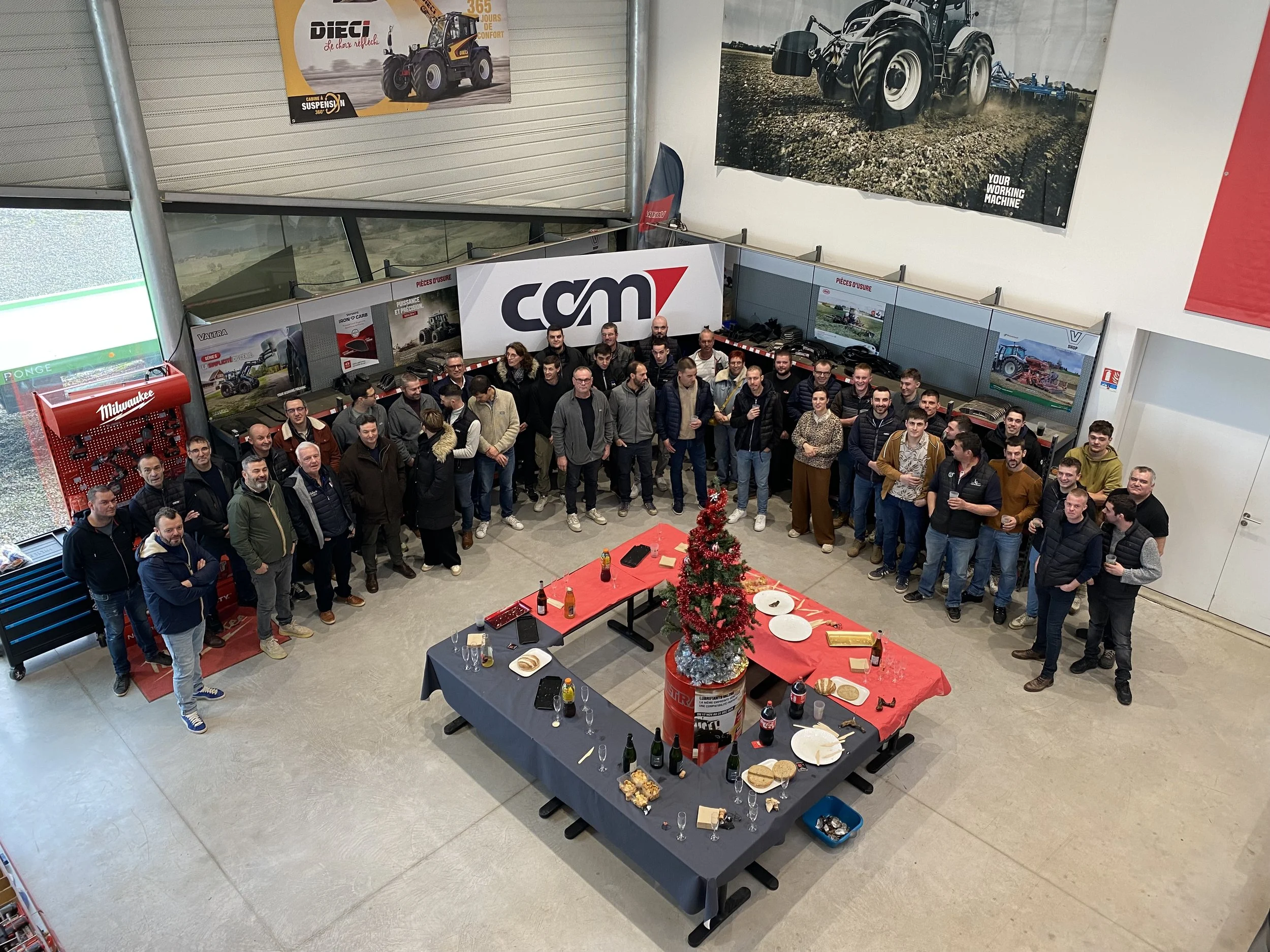 Tous les salariés CAM réunis. Administratifs, techniciens, mécaniciens agricoles, commerciaux, magasiniers, responsable marketing et communications, dirigeants