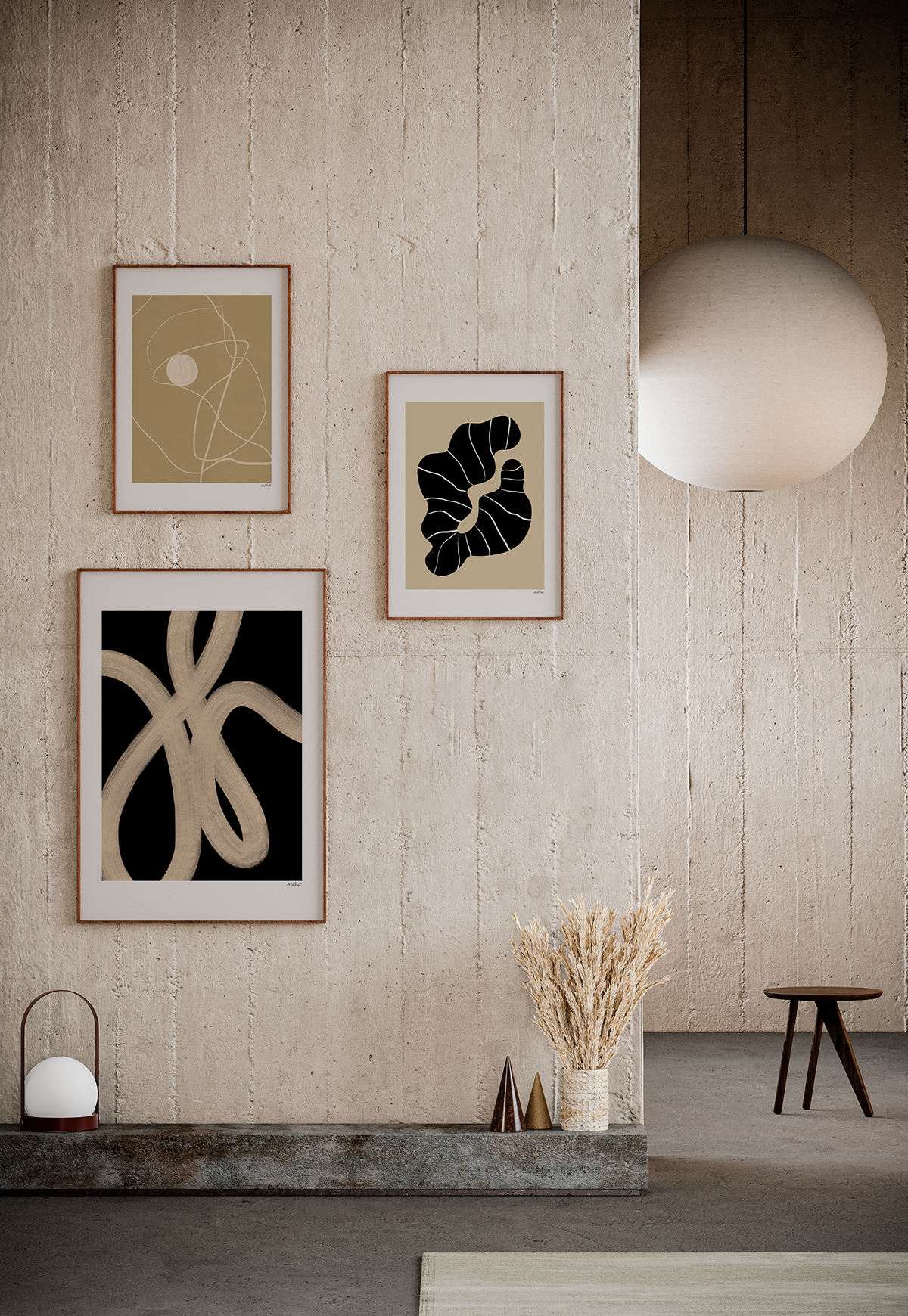 Gedämpfter Blick auf eine Wand mit drei abstrakten Kunstdrucken in Rahmen und einen runden weißen Lampenschirm an der Wand. Unten eine Mischung aus Trockenblumen in einer Vase, kleinen Dekokegeln und einem Stuhl.