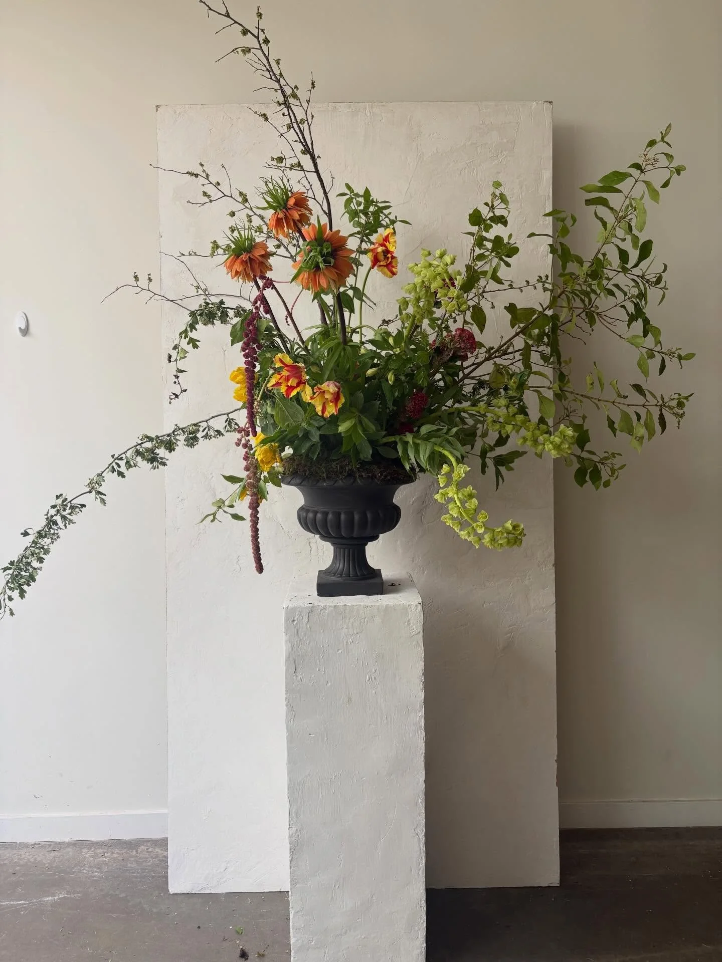 This one deserves a spot on the grid 🌱

XL garden style urn 🌷🌿🥀

#gardenstyle #weddingfloristry
