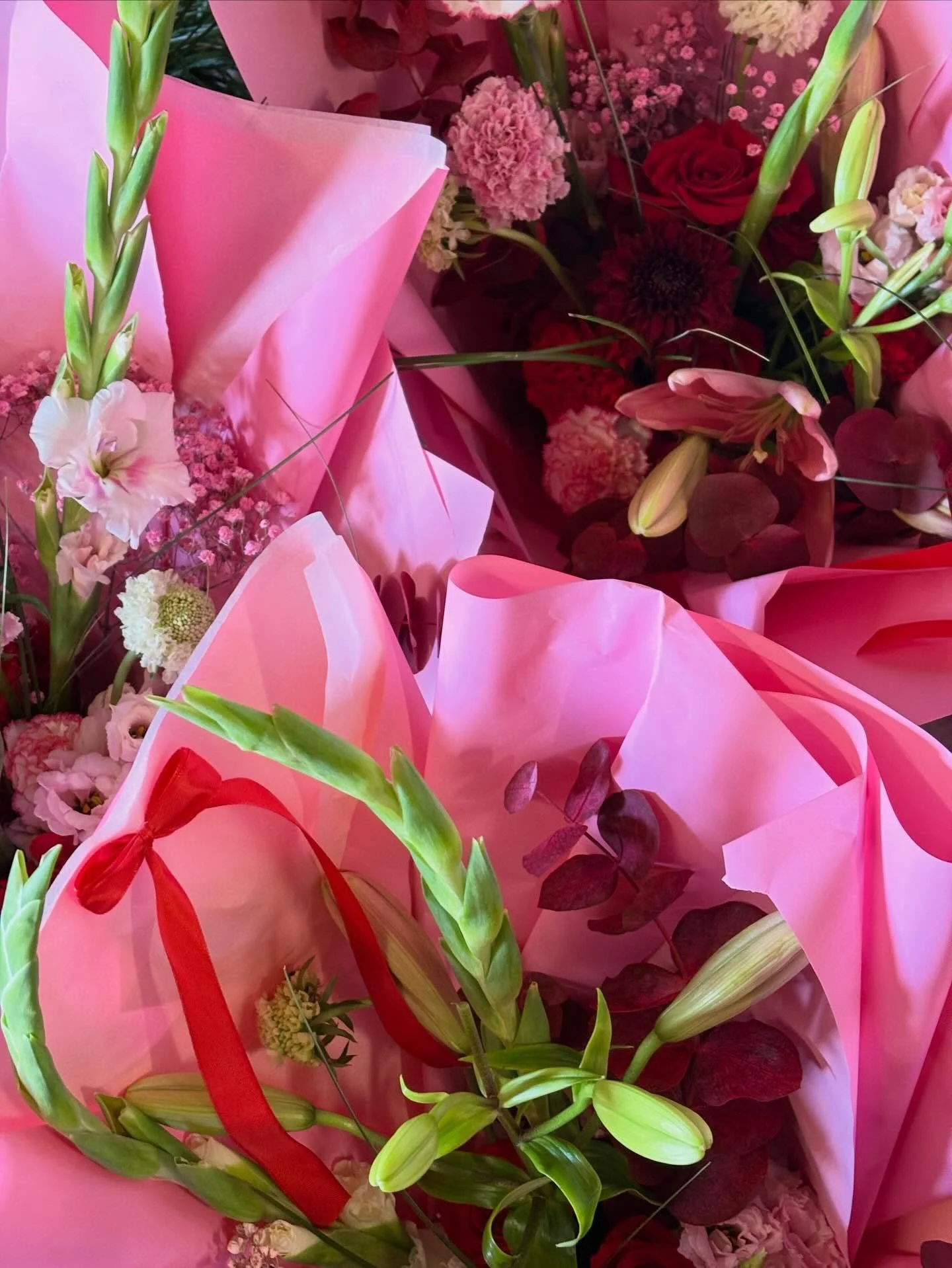 Valentines dump 💘🏹💌🪽

✨ 
Reverie Studio, a contemporary approach to floral design with the main focus being the flowers themselves rather than the traditional use of lots of greenery to make bunches appear bigger. Instead of building arrangements