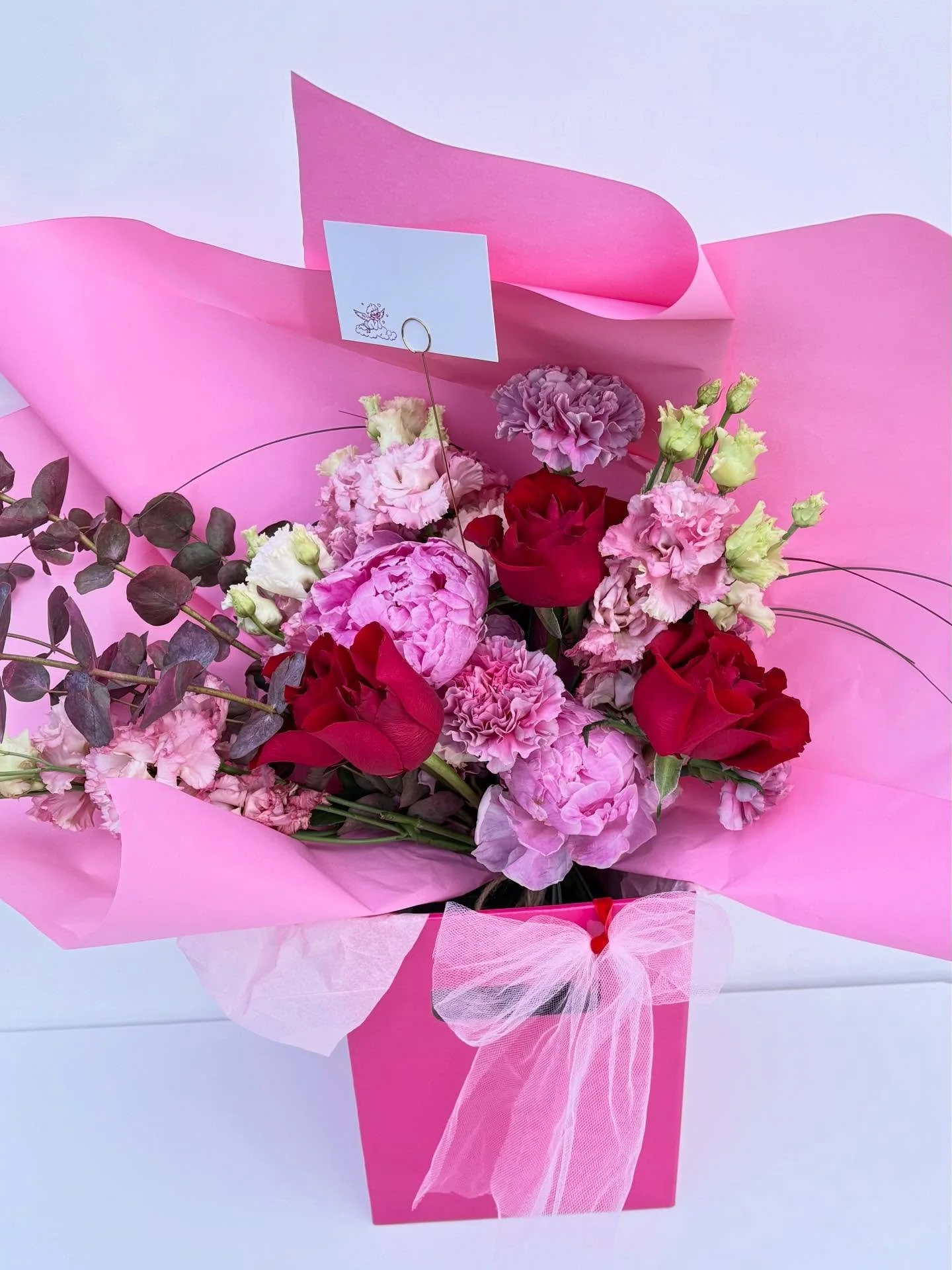 Friendly reminder that Valentine&rsquo;s Day flowers don&rsquo;t buy themselves&hellip; and orders are closing next Tuesday 🥀 
 
For collection Friday evening/ delivery to Athboy and surrounding areas on Saturday. DM to order 💌

🧚🏼&zwj;♂️🪽🏹