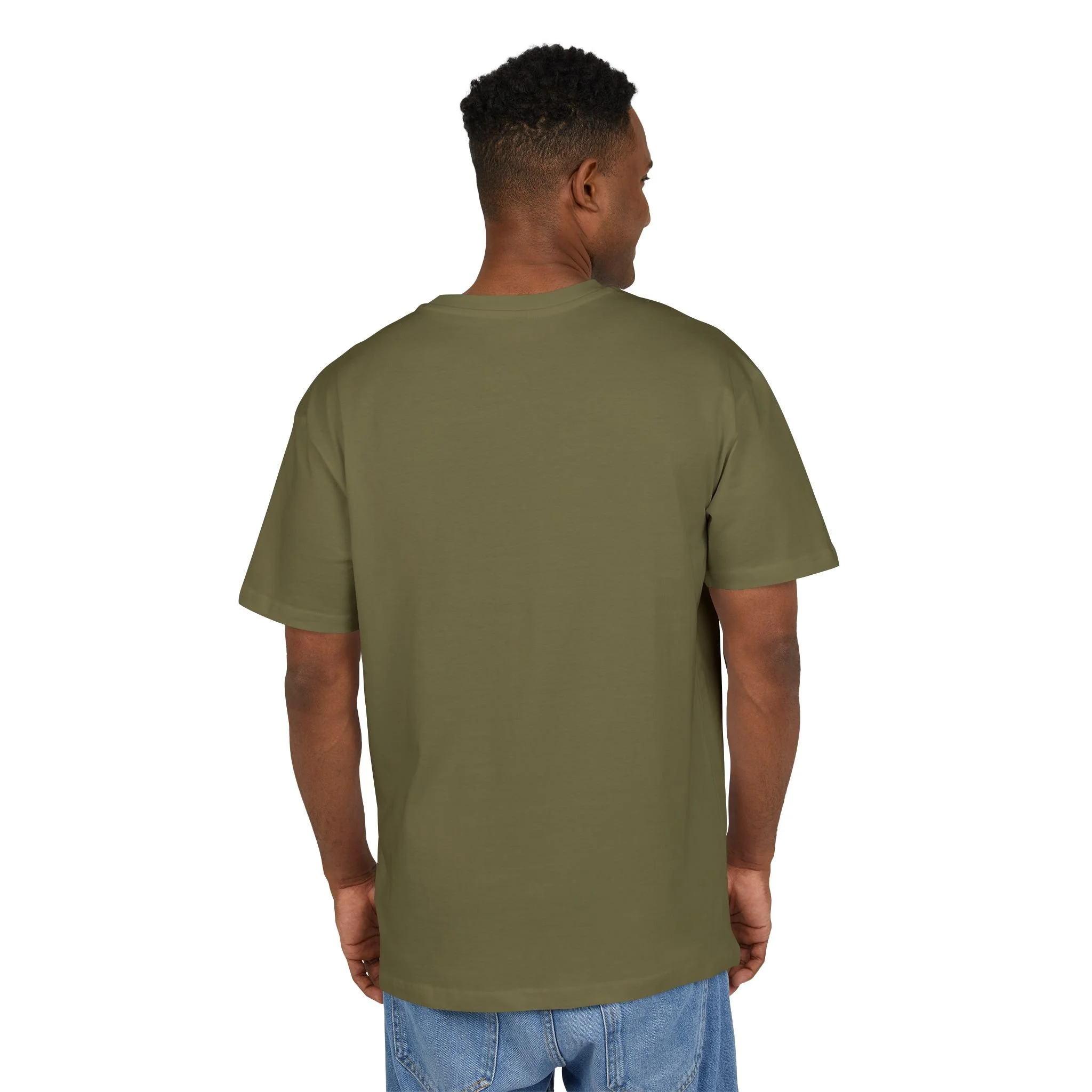 Homme portant le t-shirt oversize vert - dos