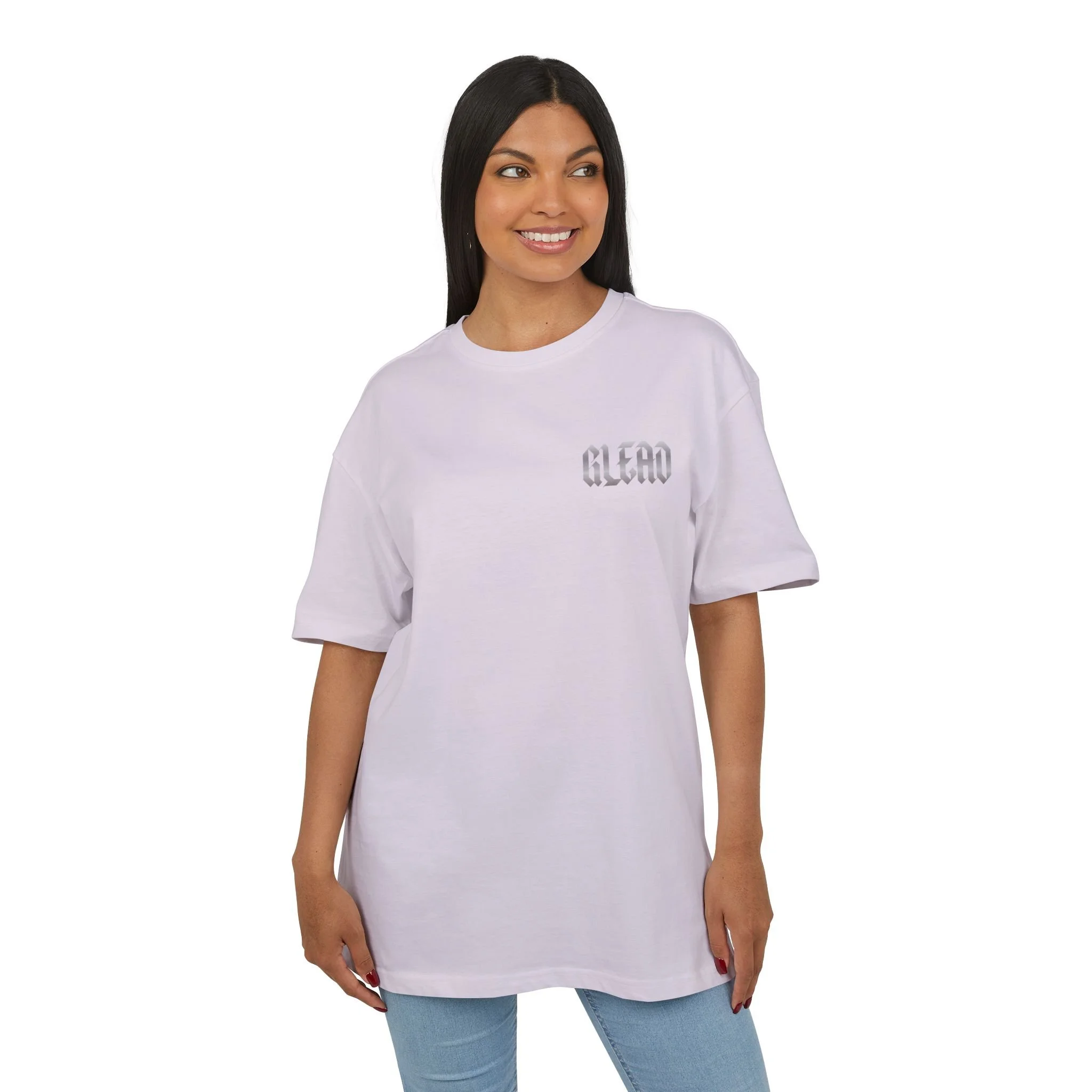 Femme portant le t-shirt oversize violet clair avec logo GLEAD argenté