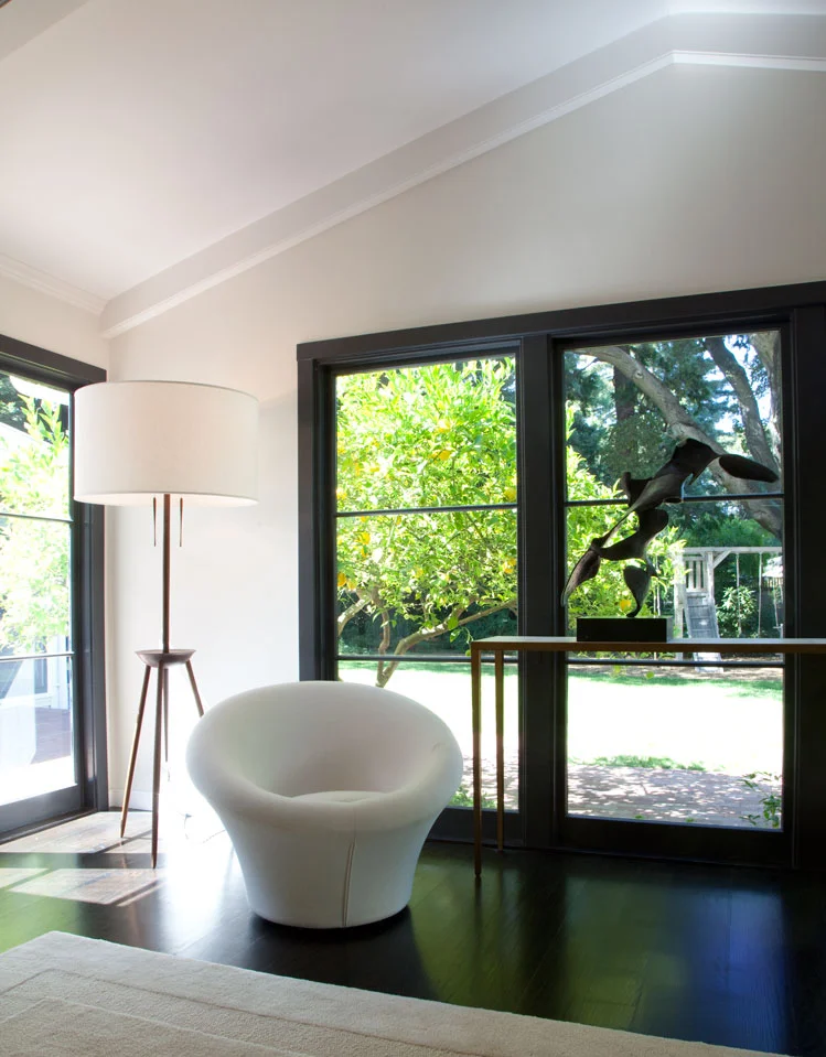 Black frames surround the doors and windows. They become paintings of the outside.  Photography: Leslie Williamson (Copy)