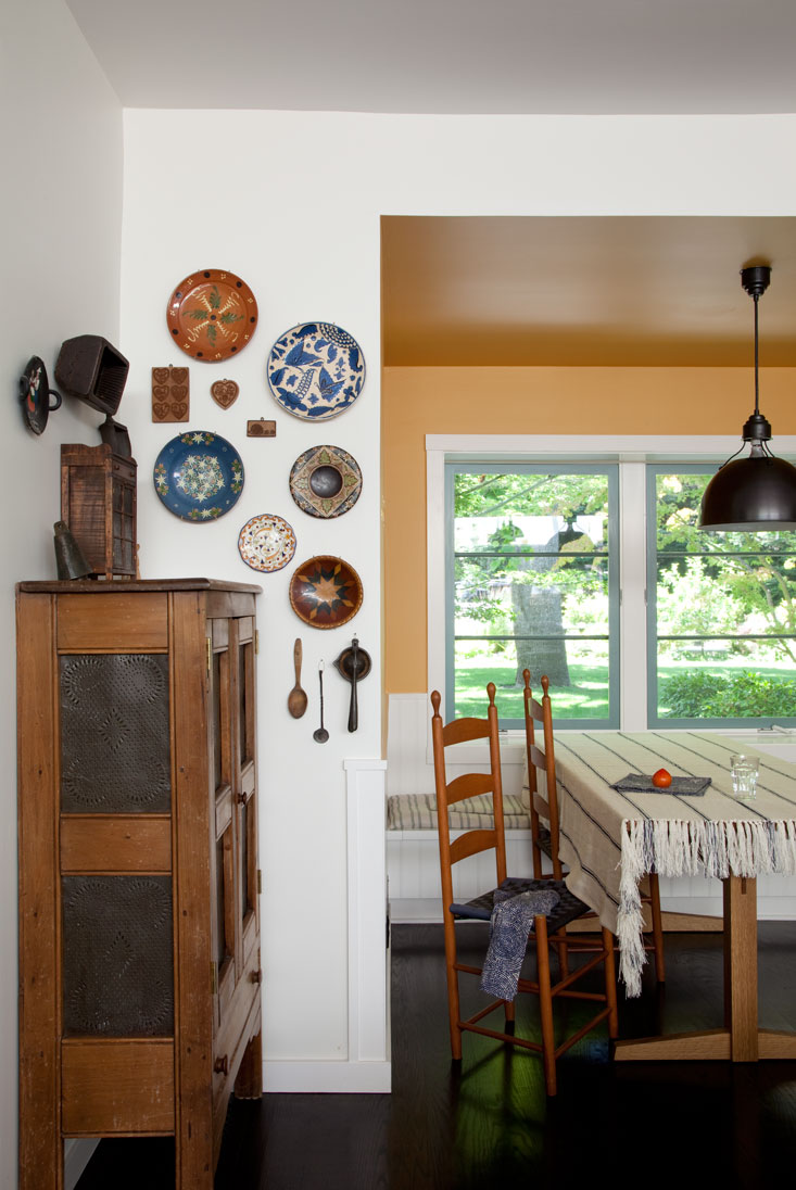 The dining nook: the new favorite spot of the owner's grand children.  Photography: Leslie Williamson (Copy)