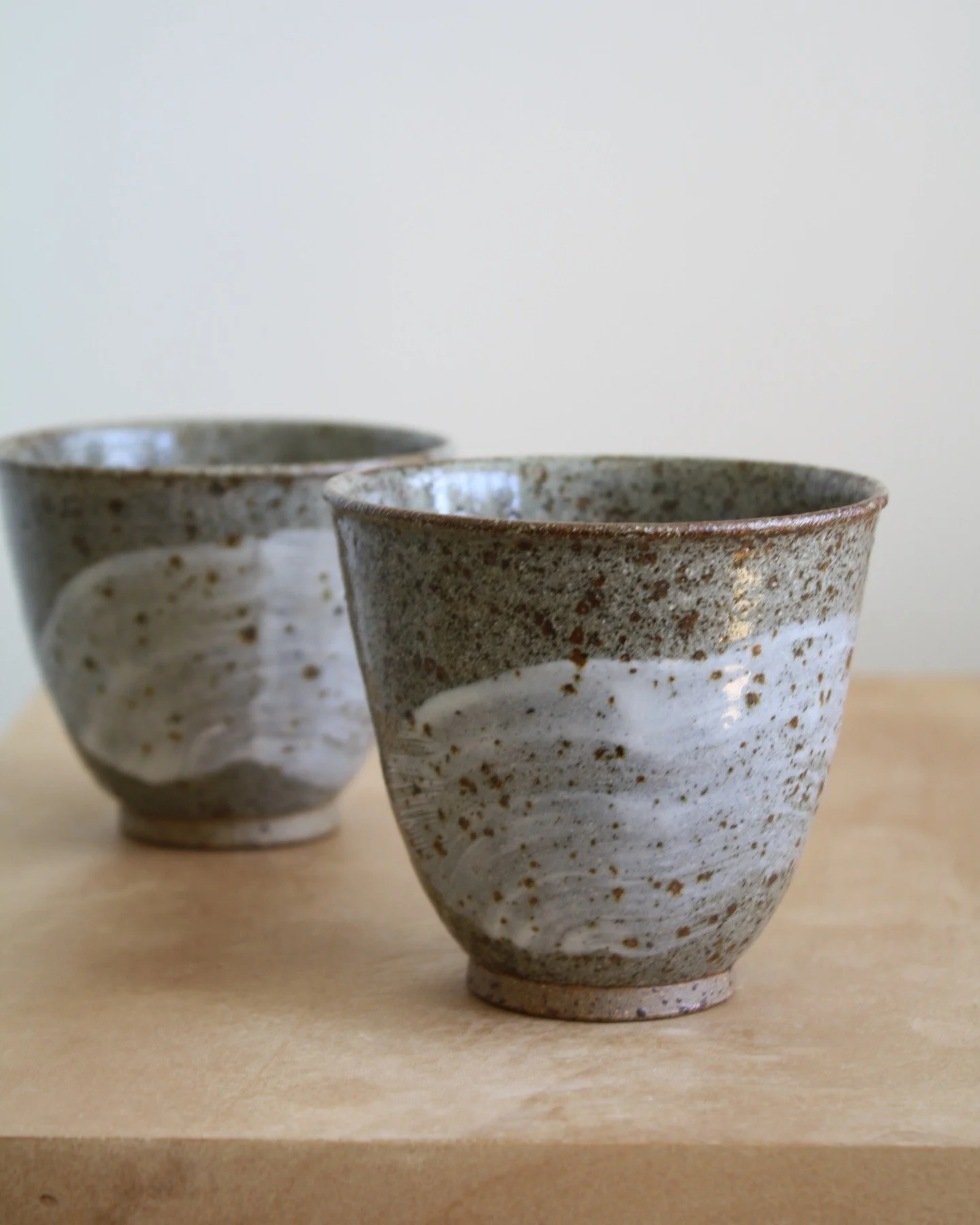Gas fired cups in lavafleck clay. Porcelain slip decoration. Gas fired with transparent glaze. 

#gasfired #procelainslip #wheelthrown