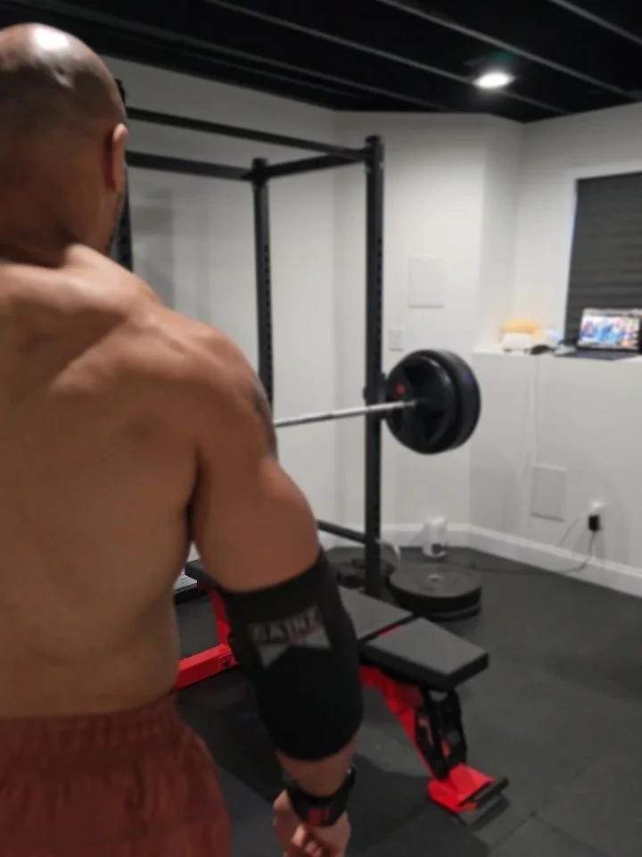 The key to toning your body is to build muscle. Blend heavy weights with exercises that work the core and deep muscles to use extra energy. 💪🏽 

-Bench Press
-Hang Clean Press
-Inverted Rows/Pull Ups
-Curls
-Triceps Extensions

Simple movements for