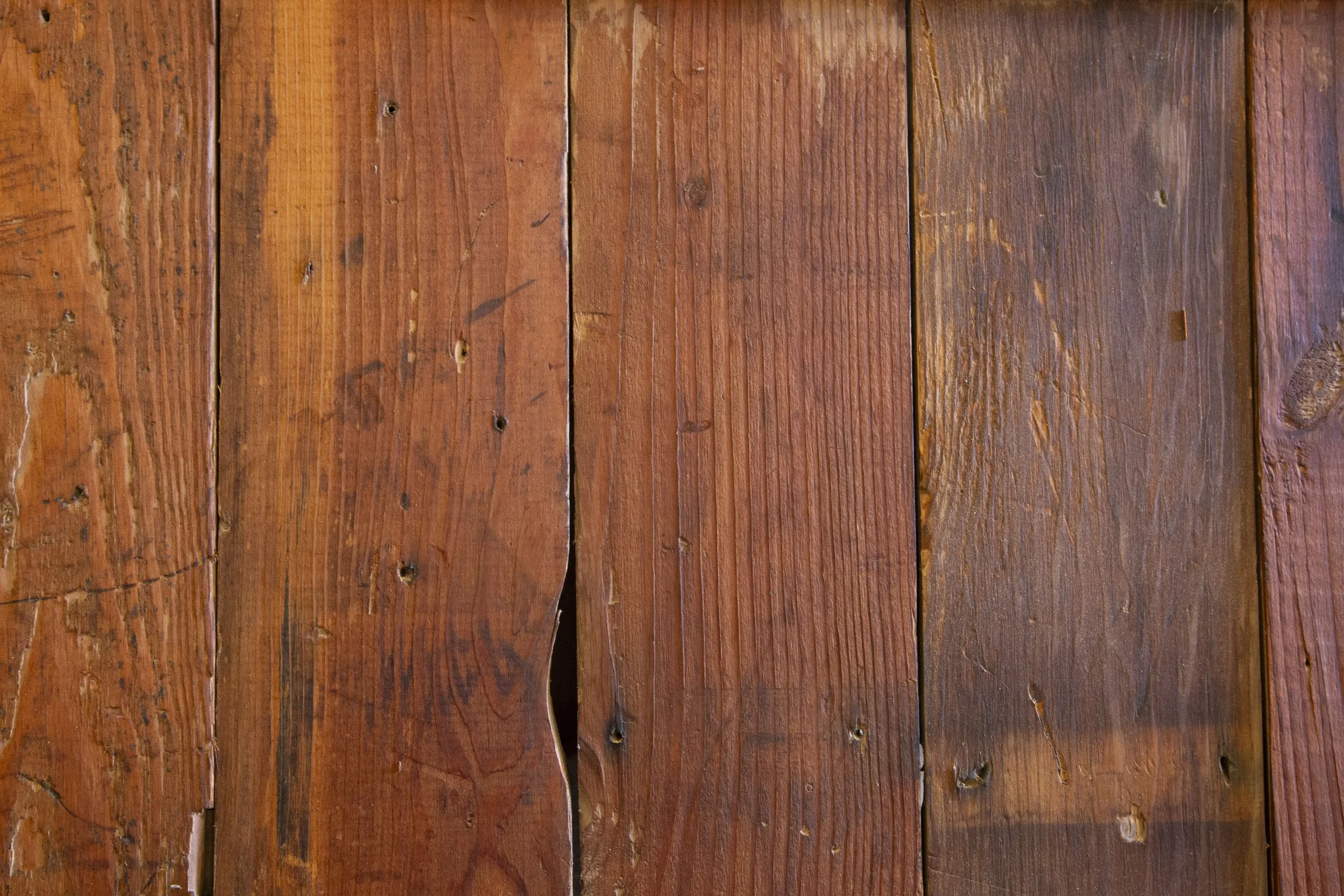 Wire-brushed rough paneling detail