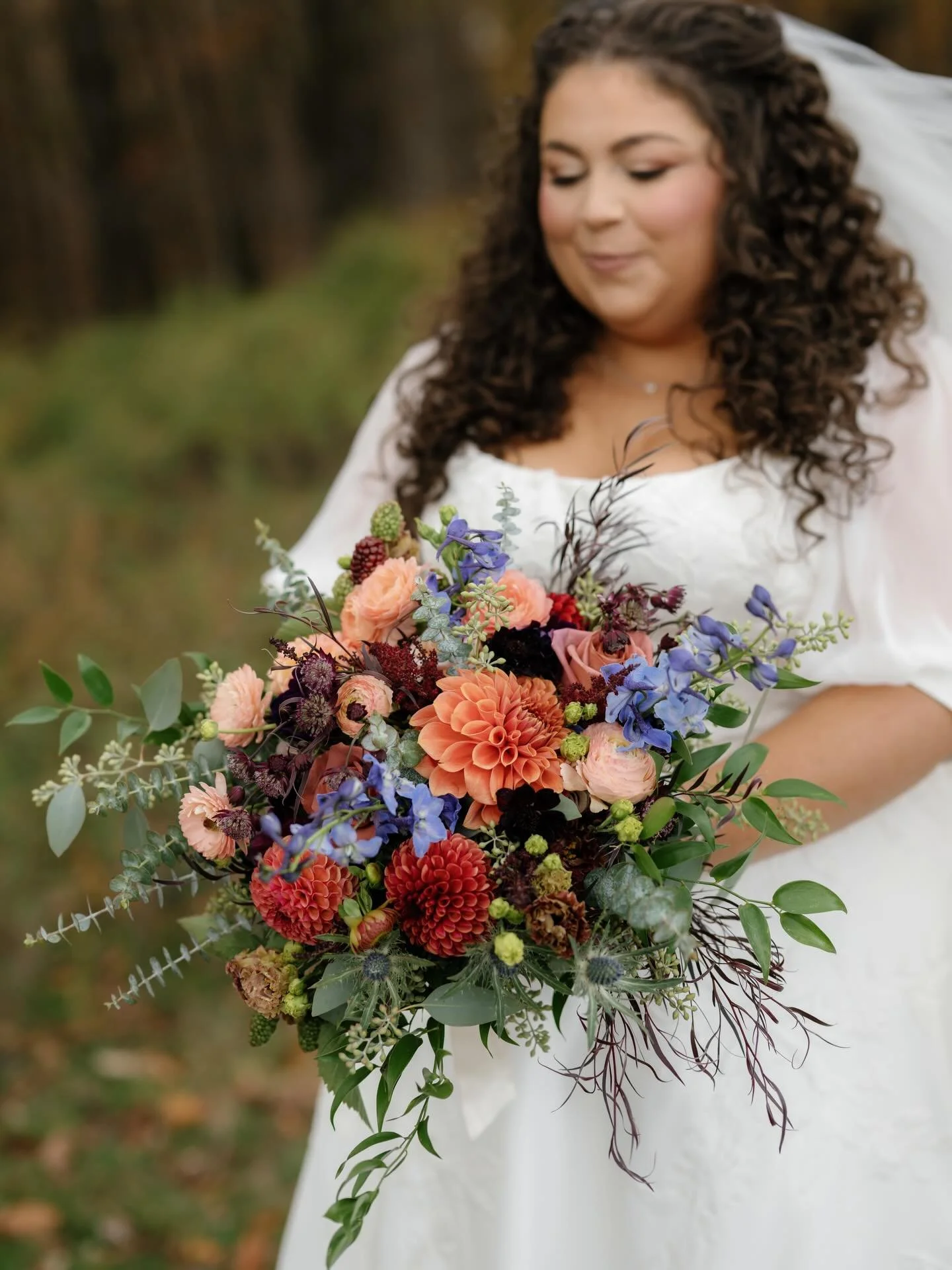 A whole lotta texture and bold pops of color for Amanda &amp; Nick  @rockislandlakeclub 
Amazing photos by @lisablanchephoto 📸