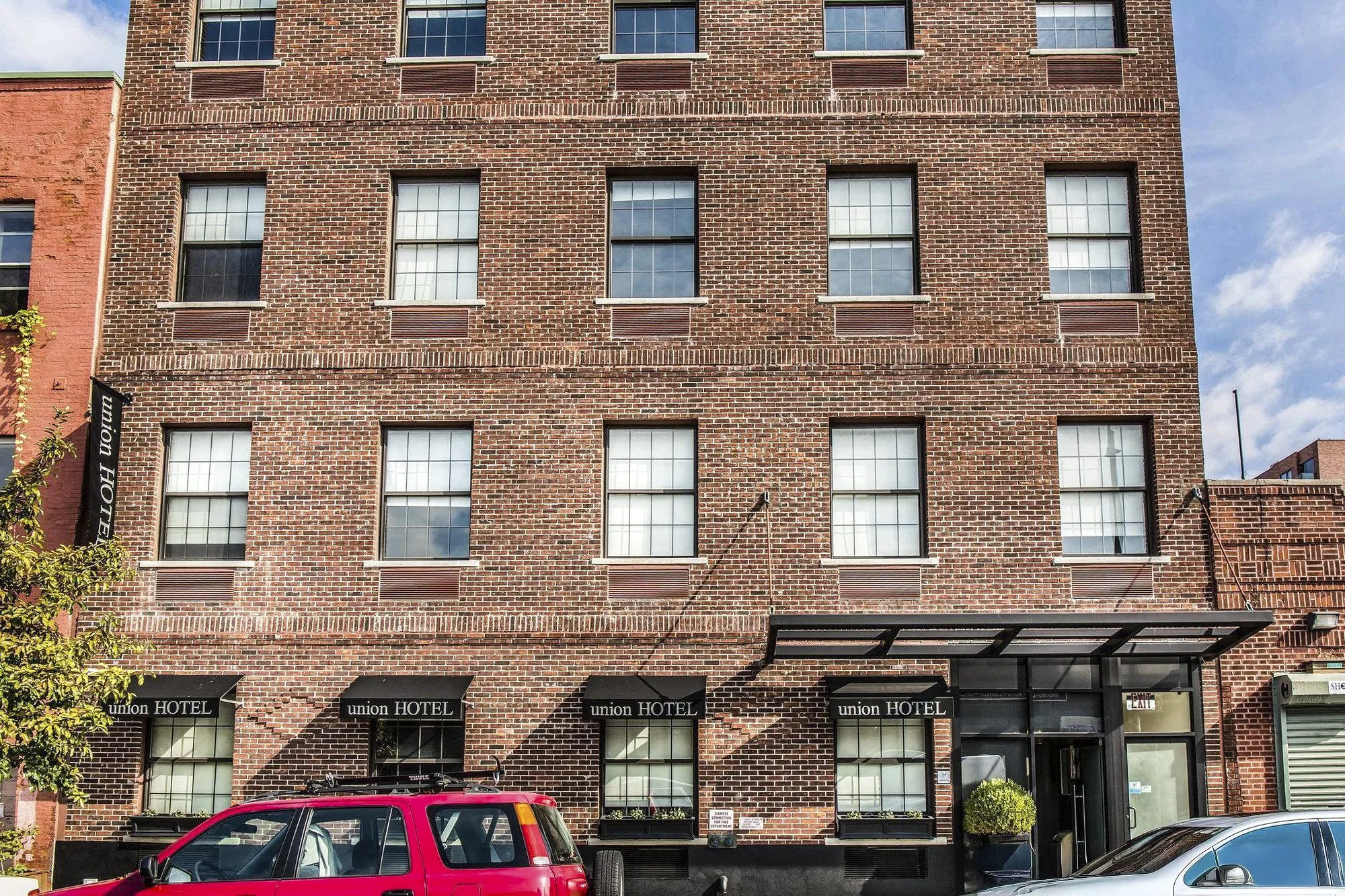 Degraw Hotell front.jpeg