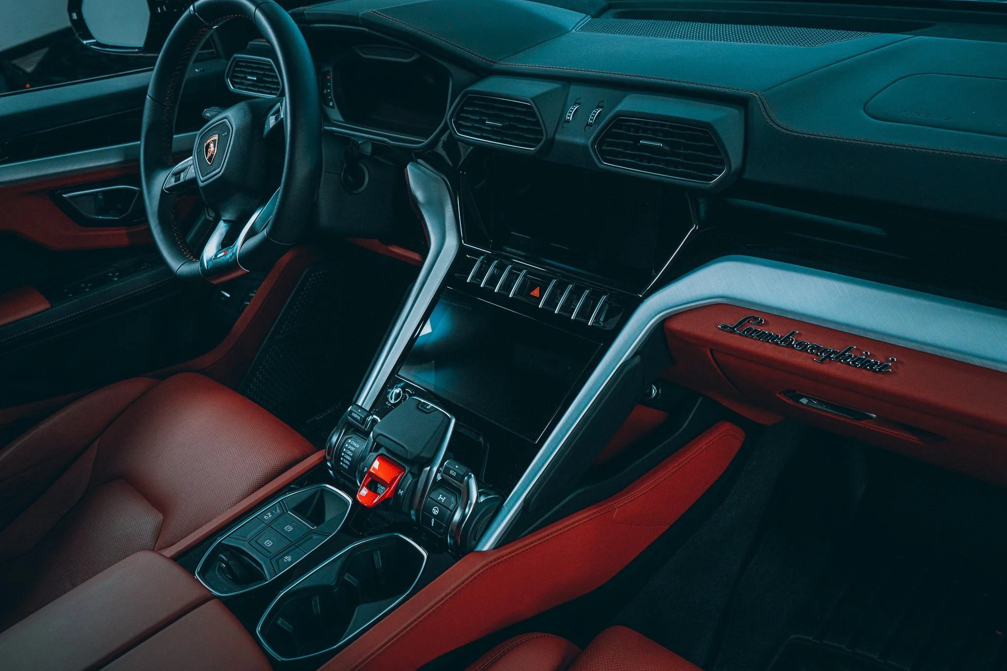 21 Lambo Urus Dash.jpg