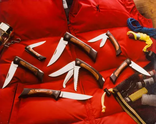 KNIVES AND COLLECTIBLES