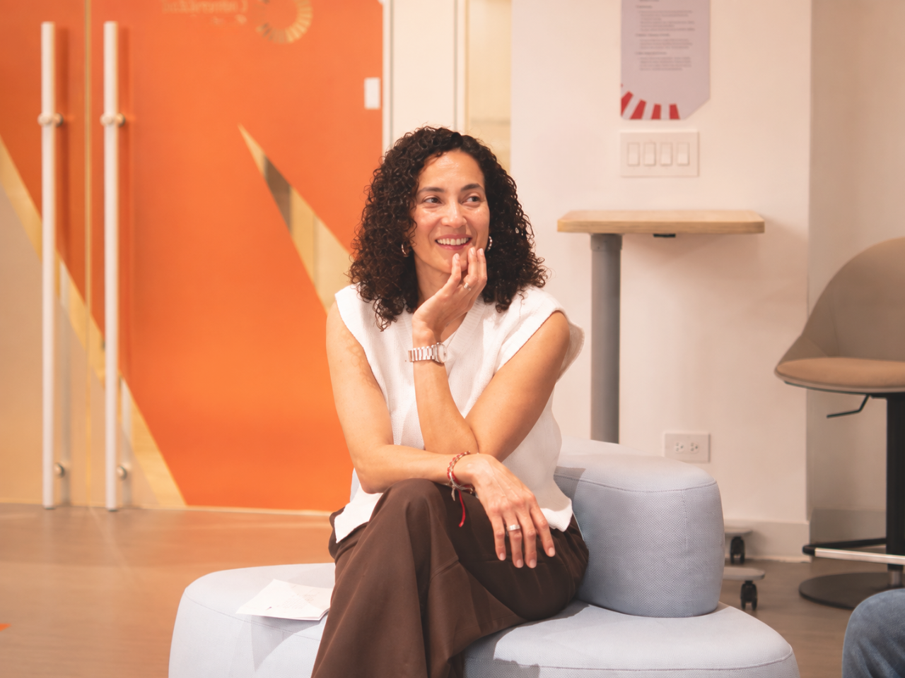 Ana Lobos, consultora de ALENAH, sentada en un sillón moderno. Universidad Central - Panamá