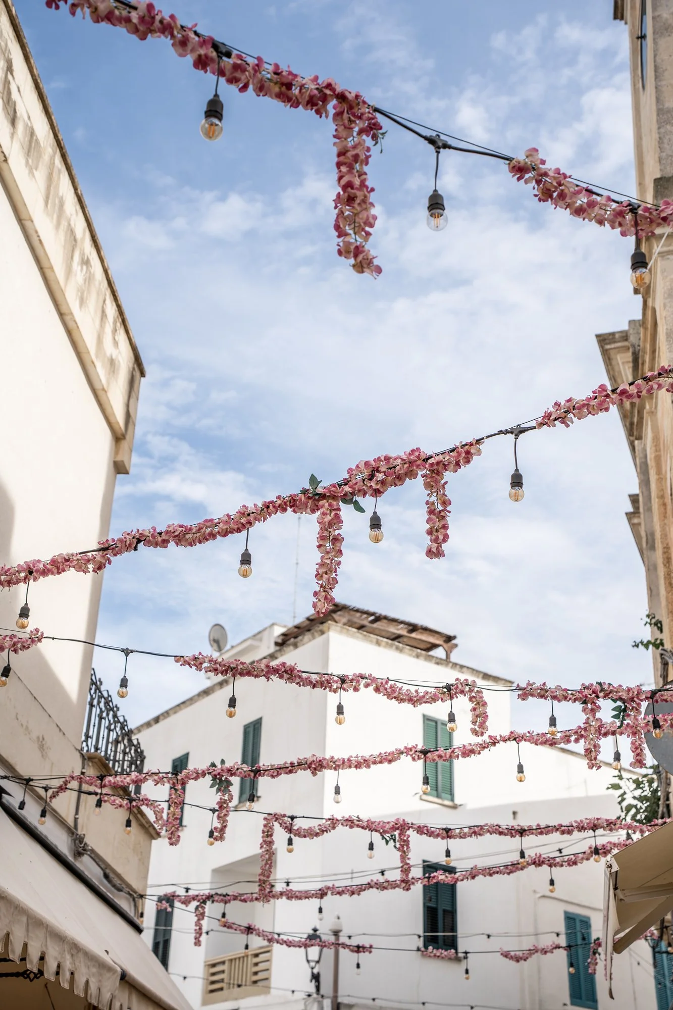 romantic-italian-alleyway-lights-otranto-couple-portraits.jpg