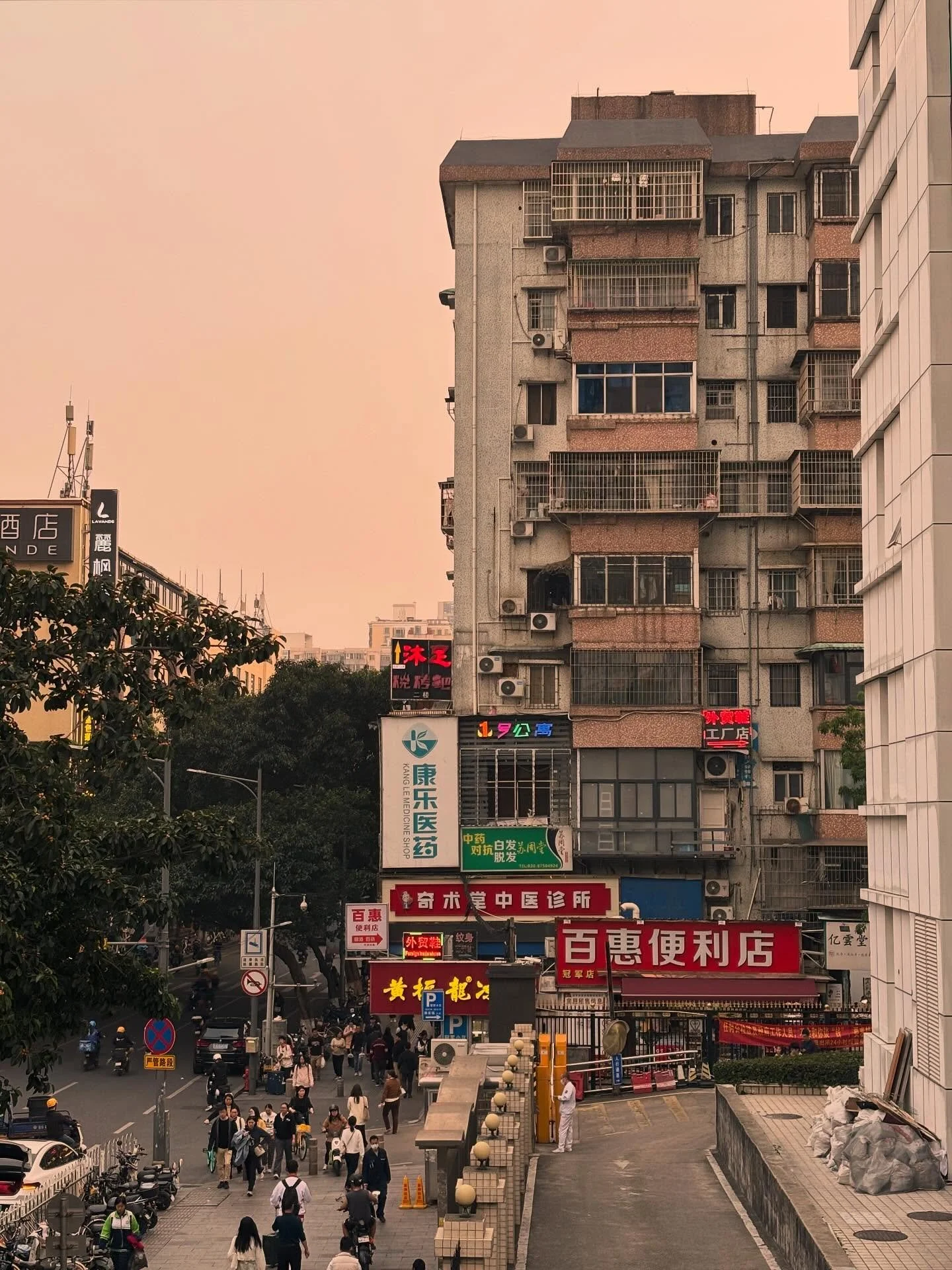China, April 2025 - Part 1 🇨🇳

📍Guangzhou, Nanning, Guilin, Zhangjiajie, Chongqing

&bull;

I spent three weeks going around China earlier this year. It was one of the most unexpected trip I undertook. We booked the plane tickets at the end of Feb