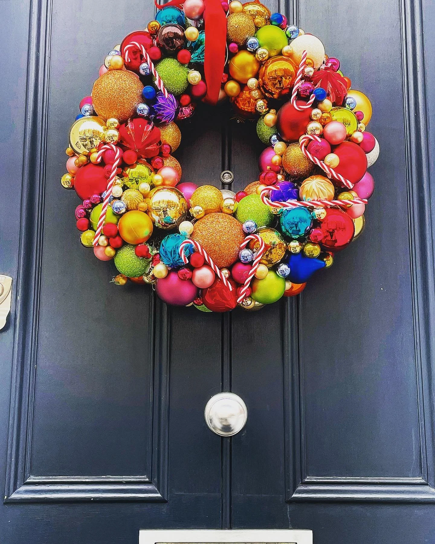 Have a sweet &amp; colourful Christmas 🍭✨🎄
&bull;
#london #uk #wreath #colourful #xmas #candycane