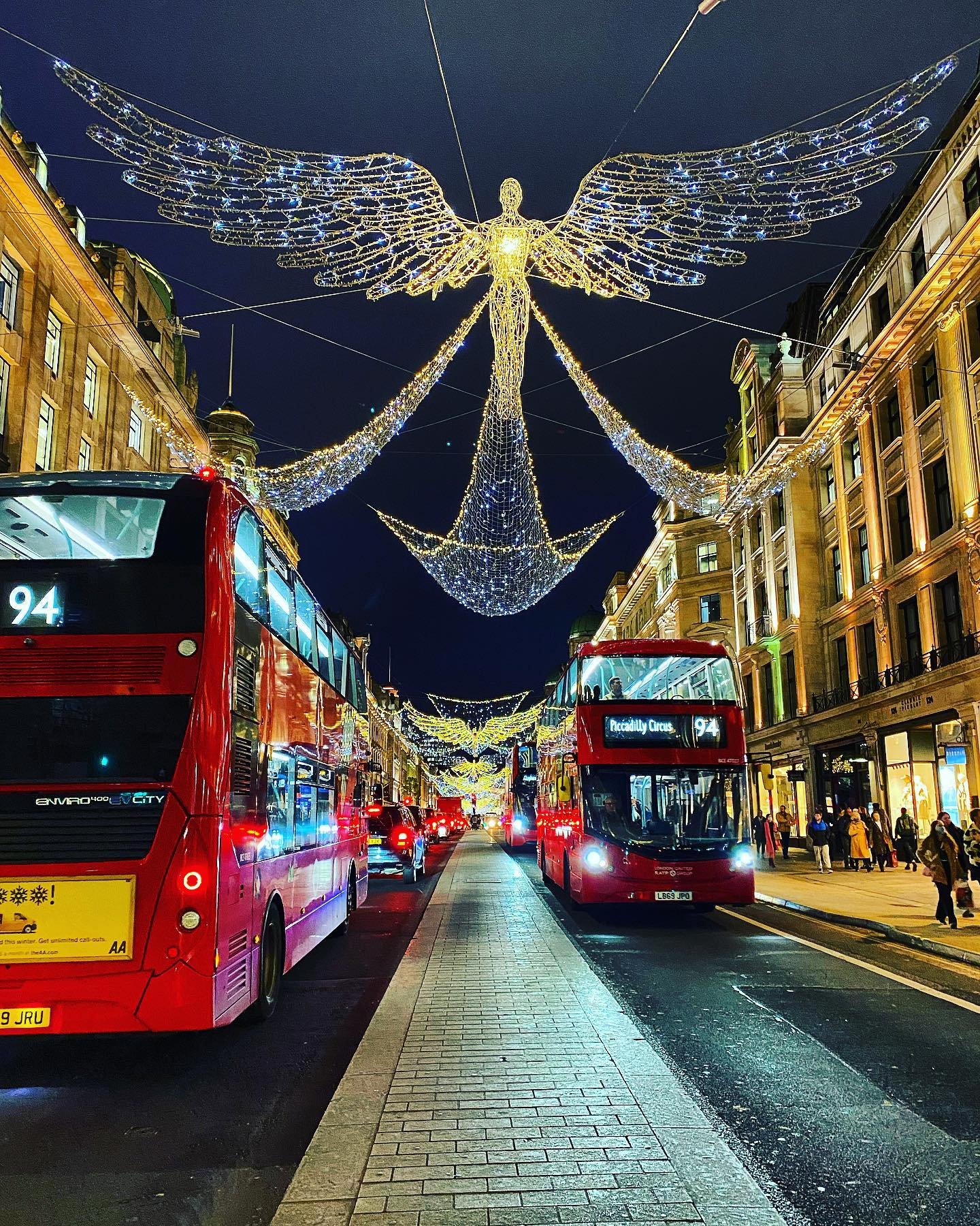 &lsquo;Tis the sparkling season✨
&bull;
#london #uk #regentstreet #christmas #lights #wonderfullondon #citylife #londonpics #🇬🇧
