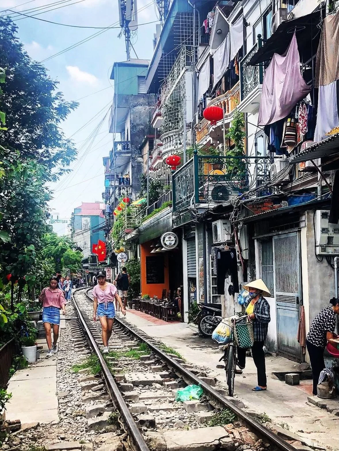 Have you ever tried egg 🥚+ coffee ☕️ in Hanoi? 

I did.

Read all about how &ldquo;ca phe tru&rsquo;ng&rdquo; shaped my journey though the Land of the Ascending Dragon 🐉 in my Vietnam travelogue 🇻🇳

&bull;

#vietnam #travel #eggcoffeevietnam #tra