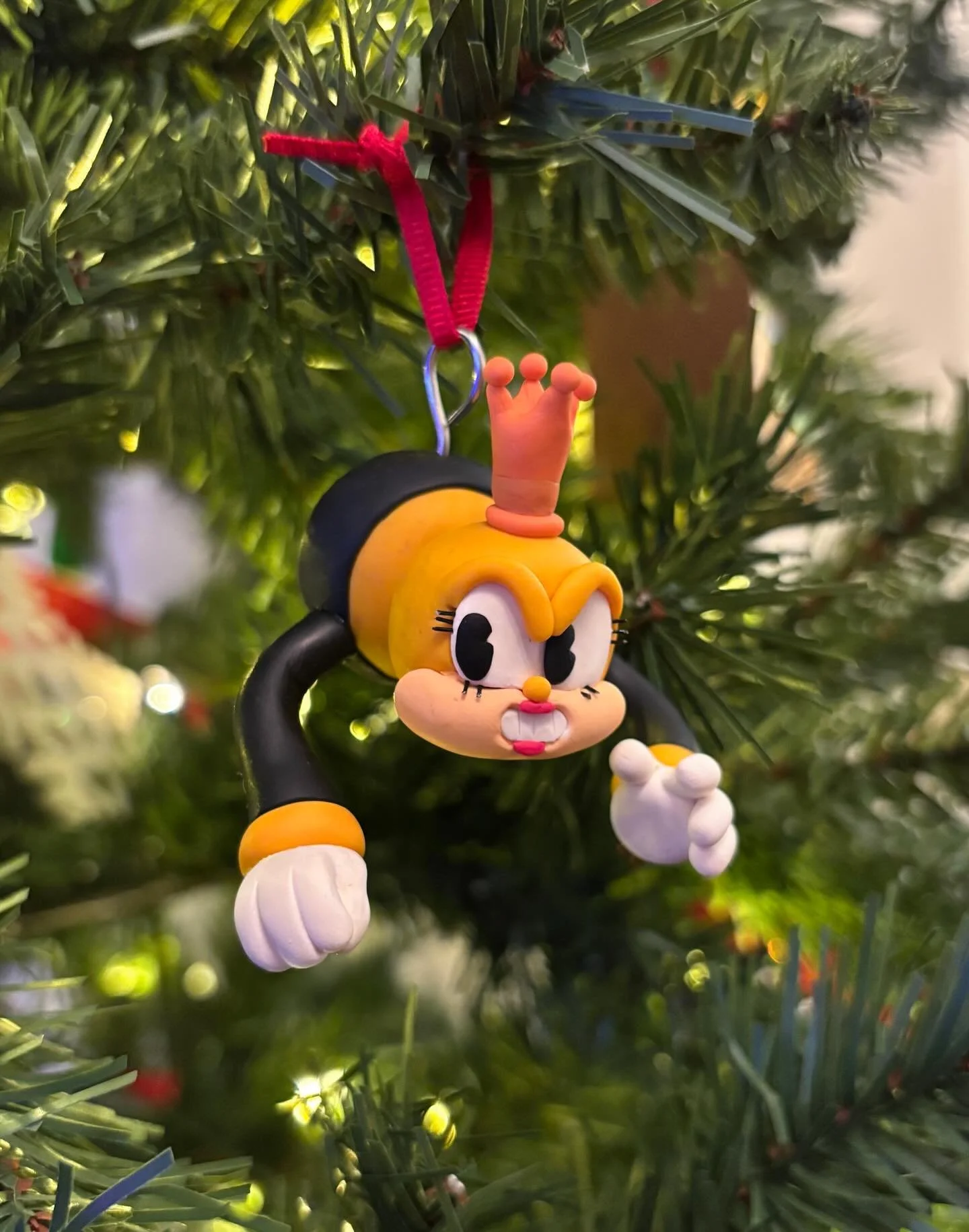 Every year I make sure to create an ornament in tribute to Cuphead, the gorgeous hand-drawn game that inspired me to start these sculpts. Here&rsquo;s Rumor Honeybottoms 🐝