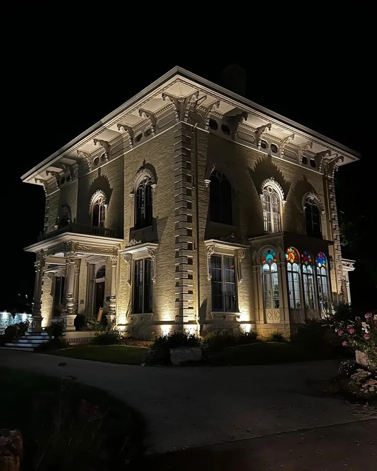 Lincoln–Tallman House at night