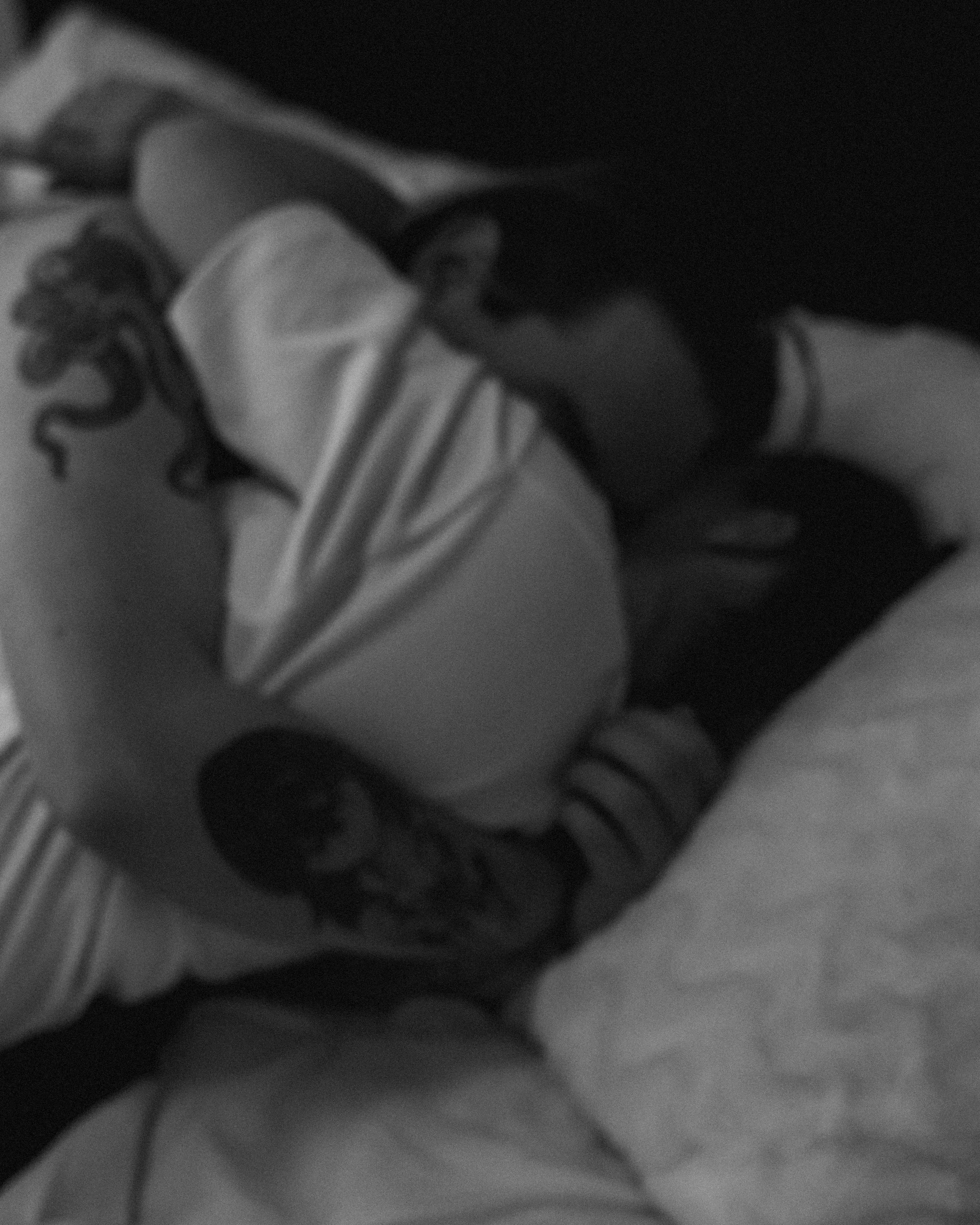 Une montre-bracelet avec un bracelet en métal et un cadran visible, posée sur un vêtement sombre.