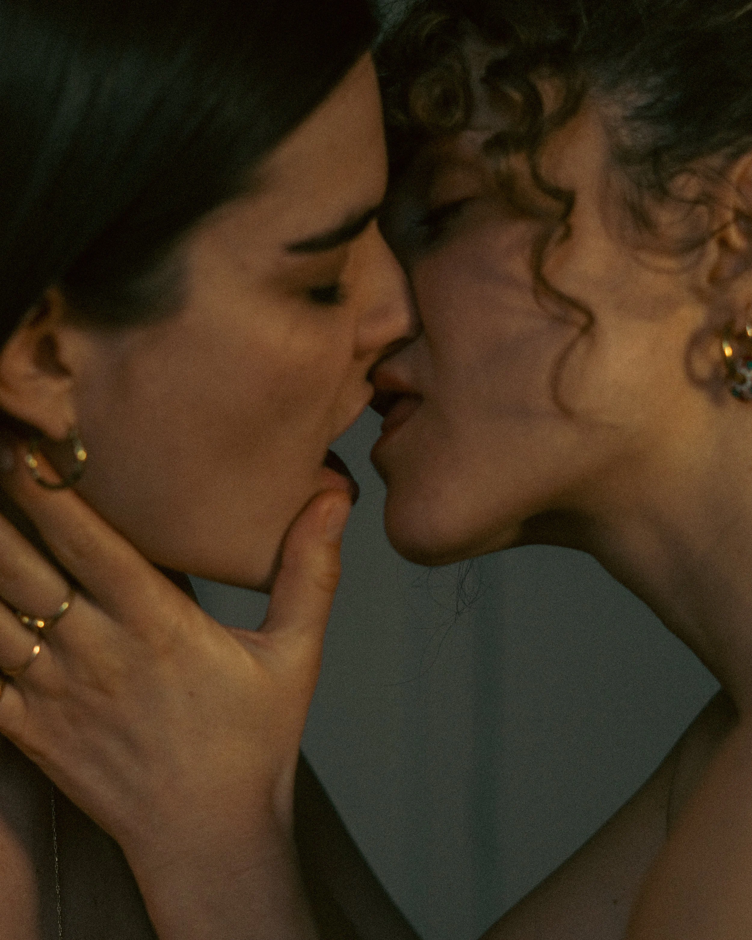Deux personnes proches, yeux fermés, se touchant le front et partageant un moment intime.