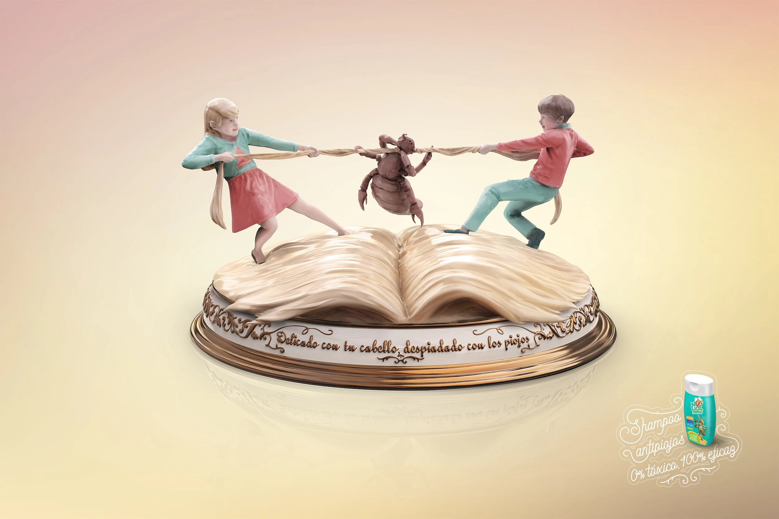 Un pastel decorado con figuras de niños y un escorpión en el centro, con una base dorada y un mensaje en español en la parte inferior. El mensaje dice: 'Dedicado con tu cabello decolorado con los piojos'.
