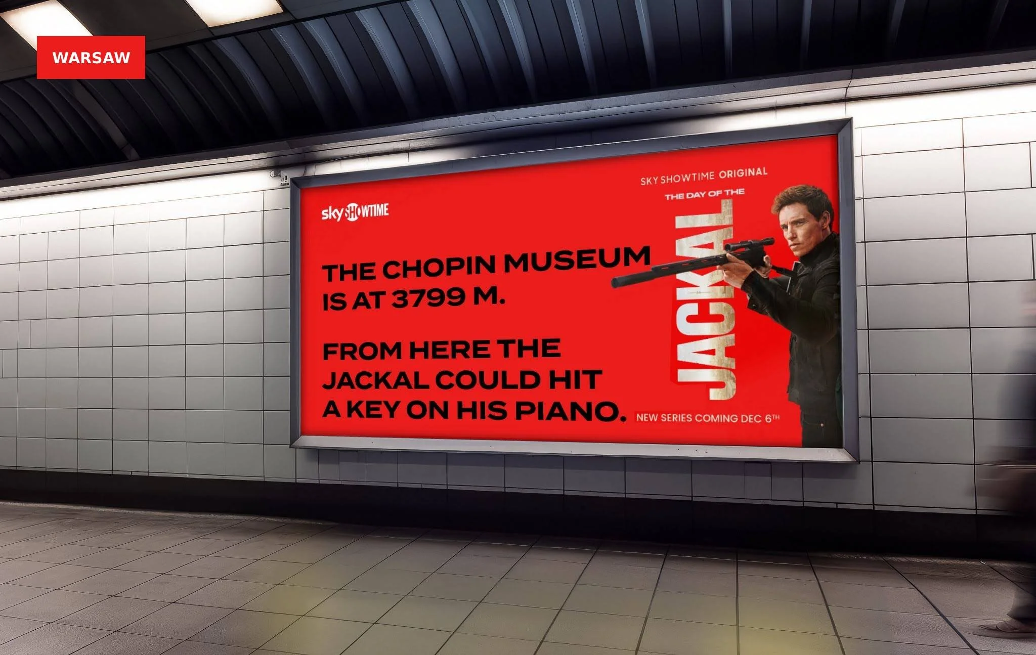 Anuncio en una estación de metro que promociona una serie en Sky Showtime, mostrando a un hombre sosteniendo un rifle y un fondo rojo con texto en inglés sobre el museo de Chopin y un lanzamiento en diciembre.