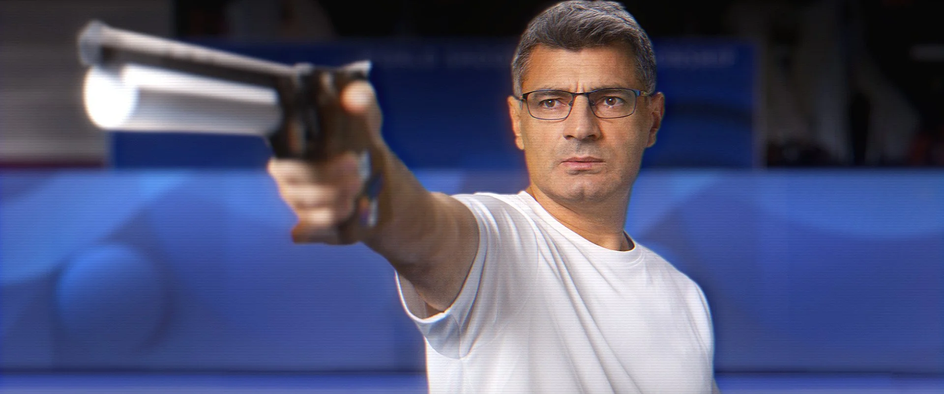 Hombre con gafas apuntando con un arma en un entorno azul