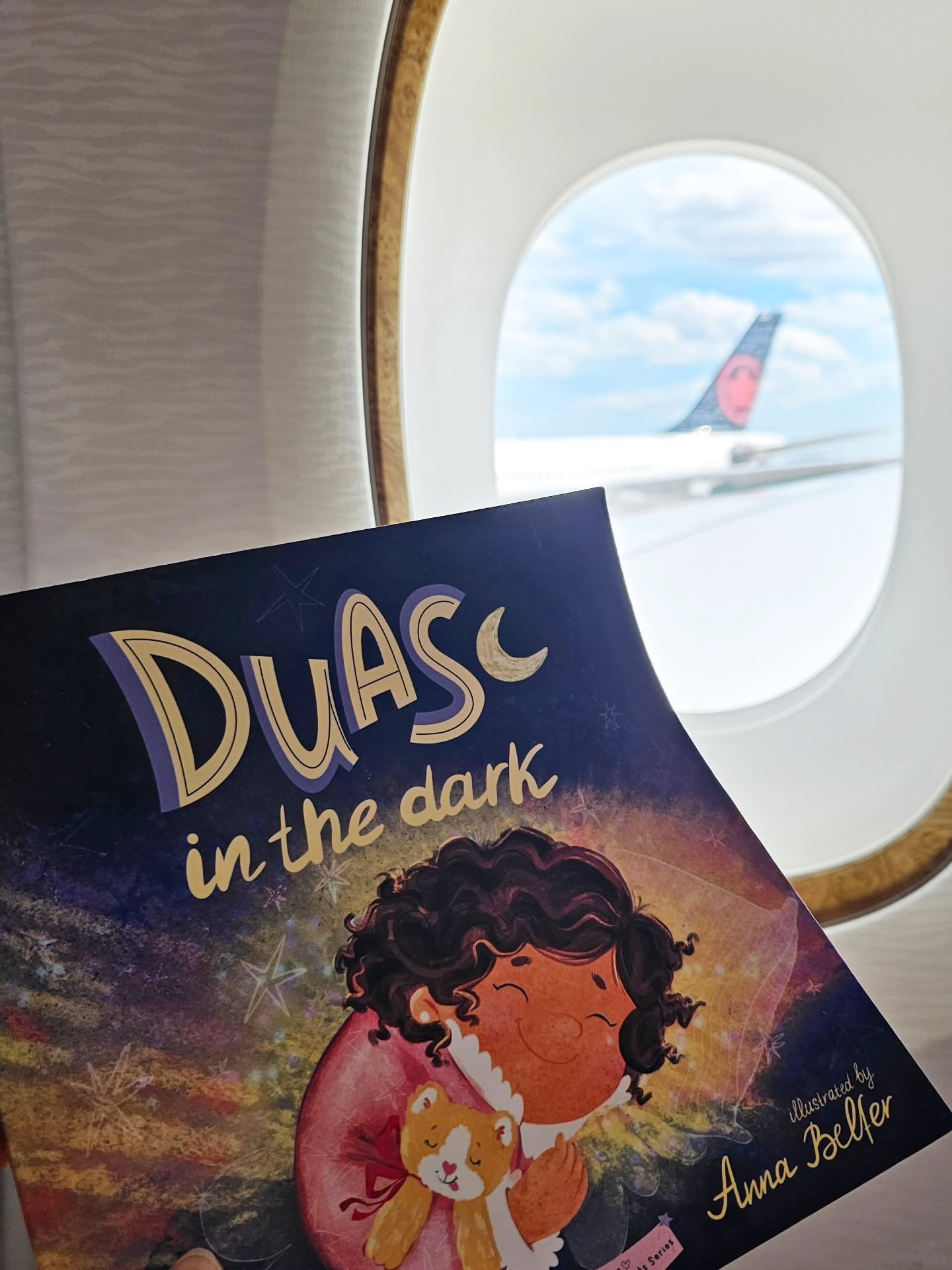 A little inflight reading for the soul ✨️ 

Taking Duas in the Dark back to where it all began -> my former home 🇦🇪 

Genuinely been feeling very nostalgic about being back home. Wondering if I should just do a series about my favorite spots, th