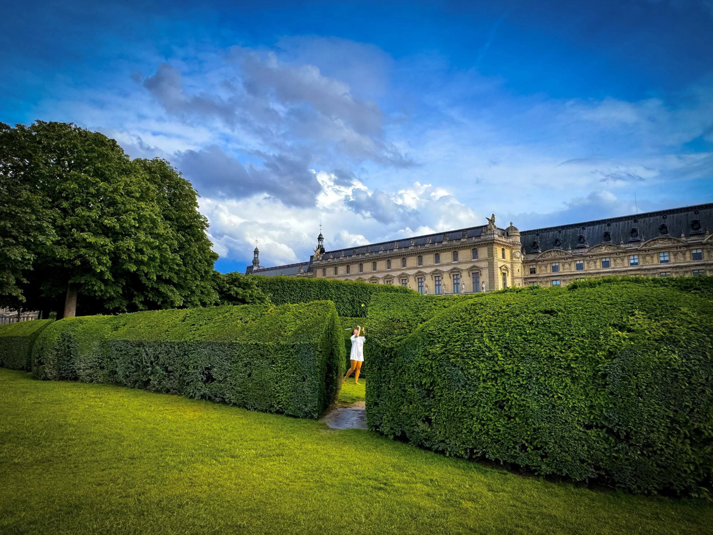 woman-badminton-tuileries-hedge-maze-2.jpg