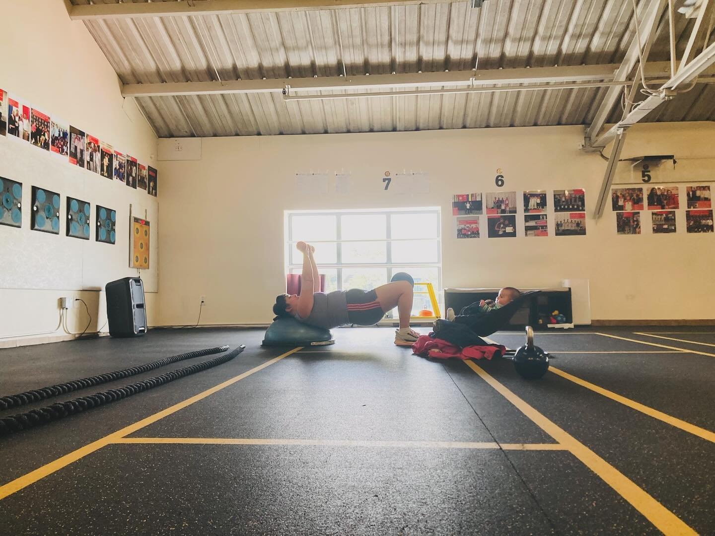 Getting buff with babies. That&rsquo;s the name of the game! Join us every M/W/F at 11:15am. Sign up using the link in bio 🙌🏽👶🏽#postnatalfitness #groupfitness @fresh.air.fitness.sf