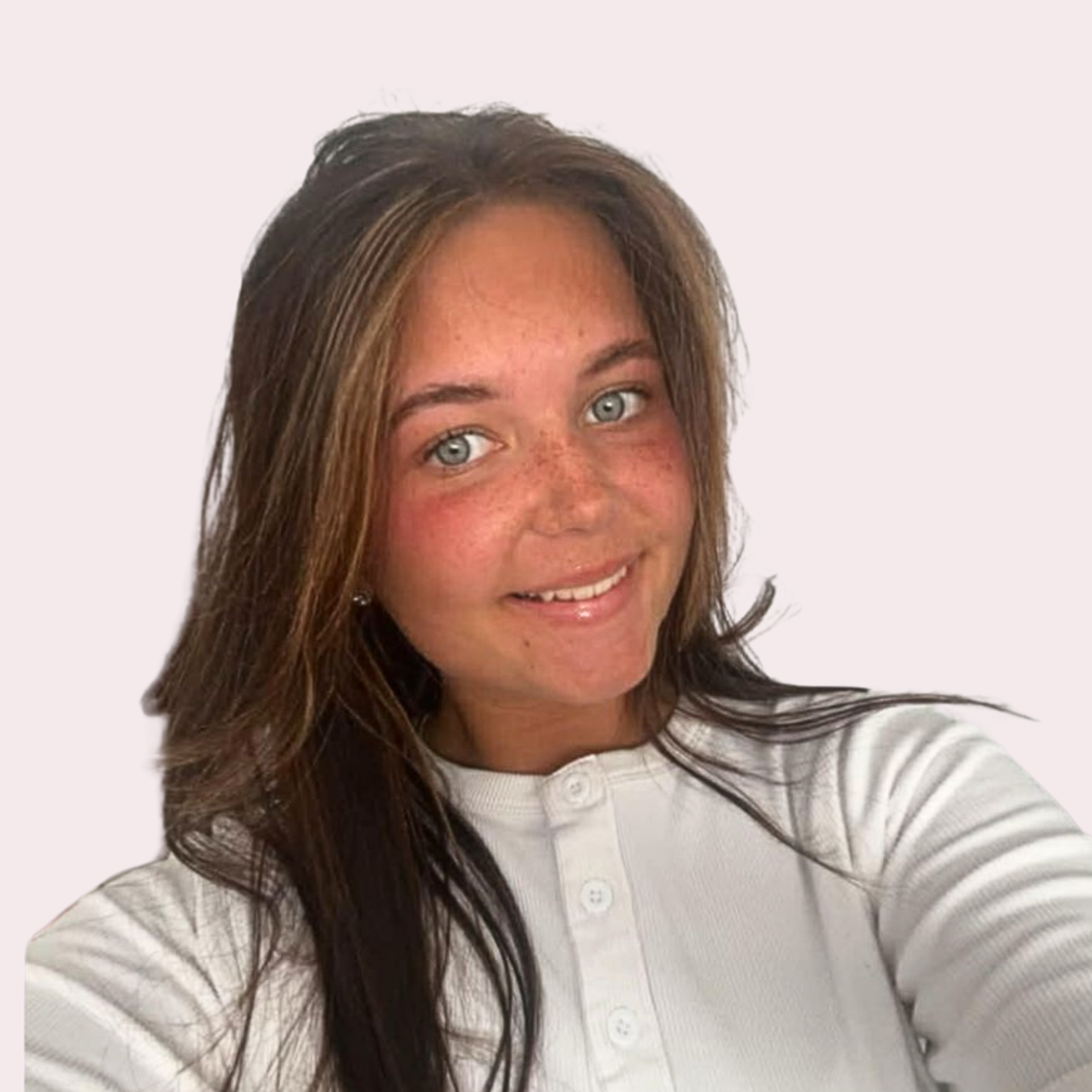 Hannah - TRAINEE HAIRDRESSER Hannah is our salon trainee, and you’ll see her around the salon on Fridays and Saturdays as she continues her training and builds her experience within the industry.