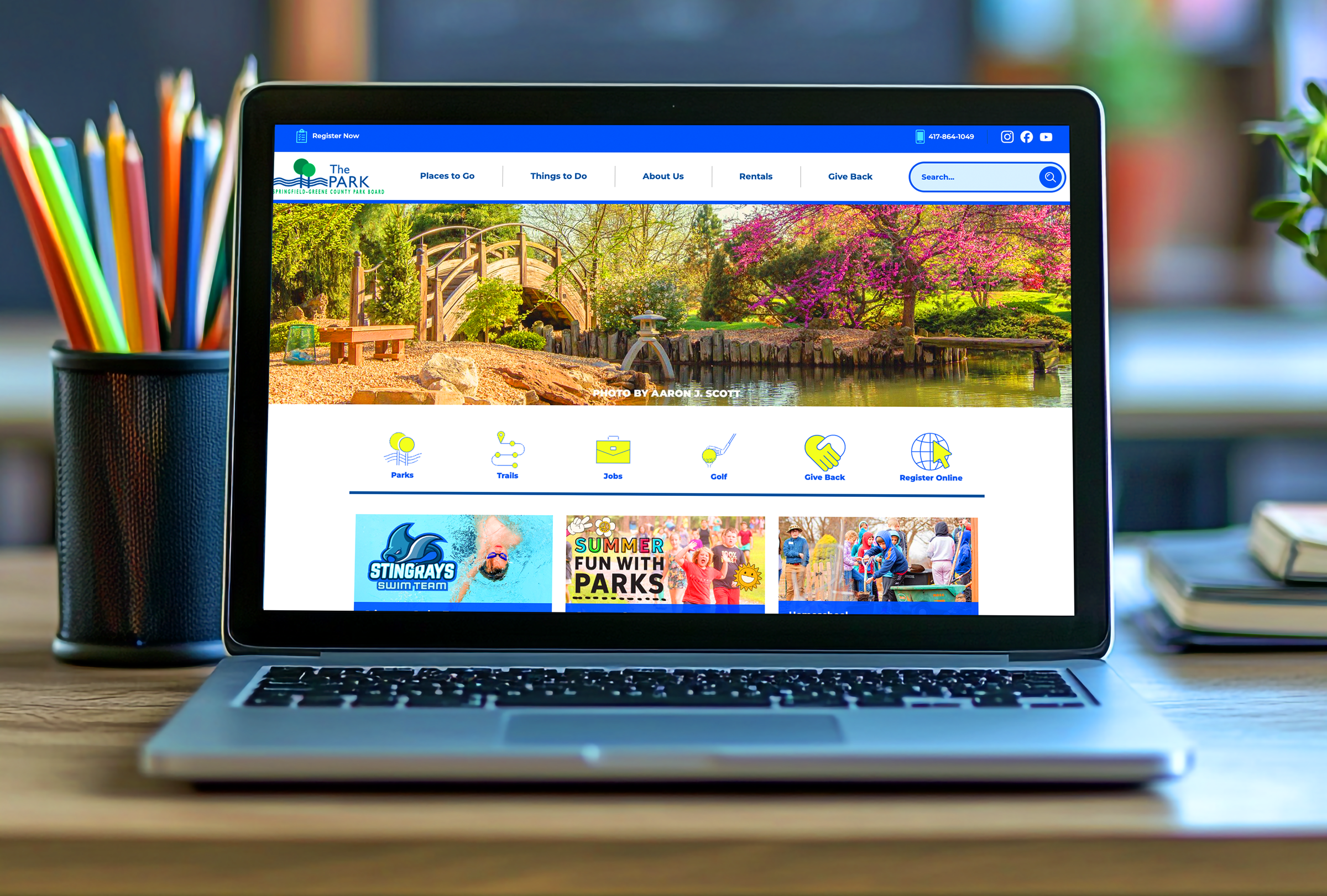 vecteezy_responsive-website-shown-on-laptop-mockup_60503066.png
