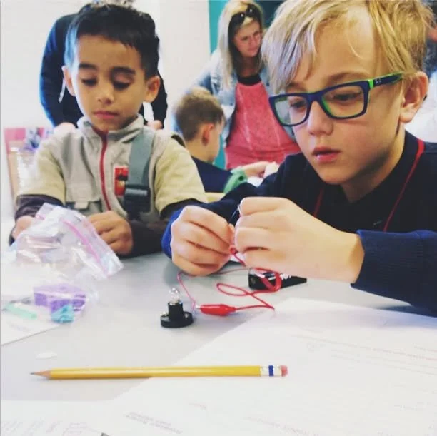 Tiny fingers learning about conductivity