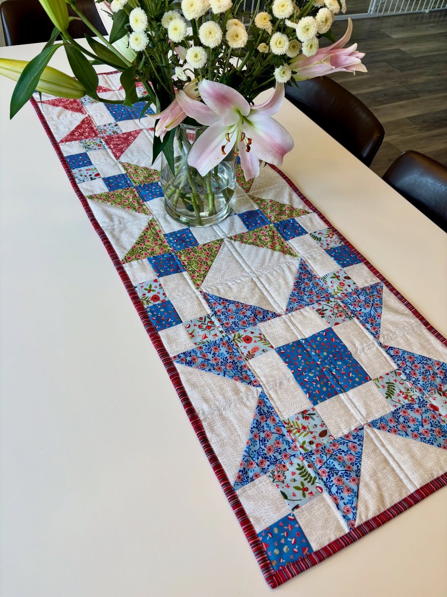 The So Charming line by @quilterpatsloan and @benartex_fabrics looks sooooo cute on this table runner/topper 🤩 I&rsquo;m in love #benartexfabrics