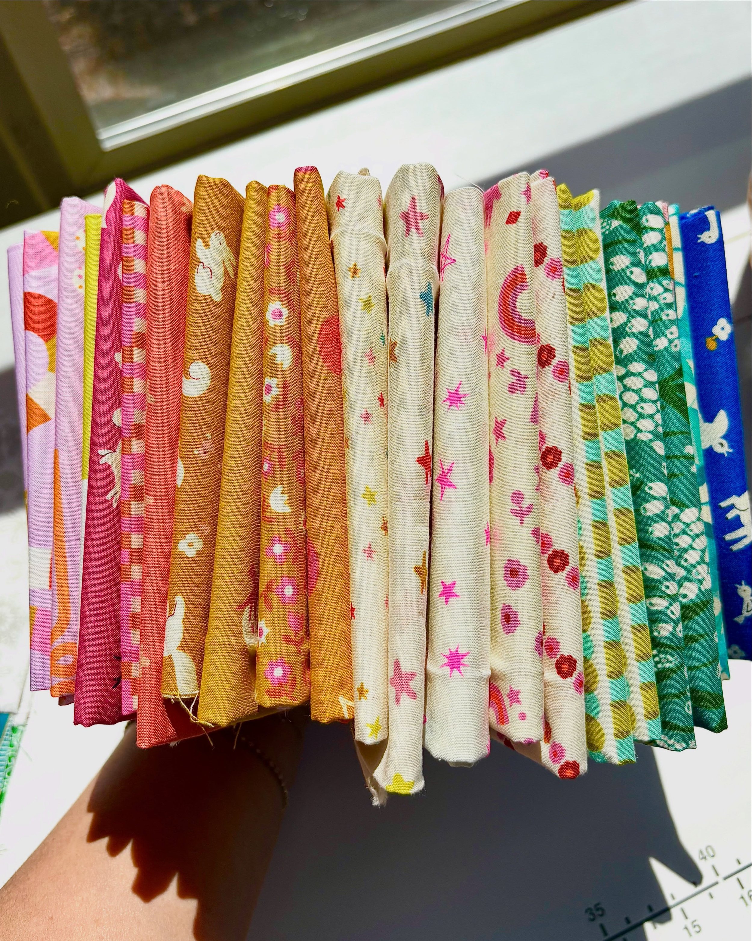 Spent some time organizing all my @rubystarsociety to get ready for some upcoming bees 🐝 and I don&rsquo;t have nearly enough variety!! What are your favorite online shops to stock up on RSS?? 

Dediqu&eacute; tiempo para organizar todas mis telas d