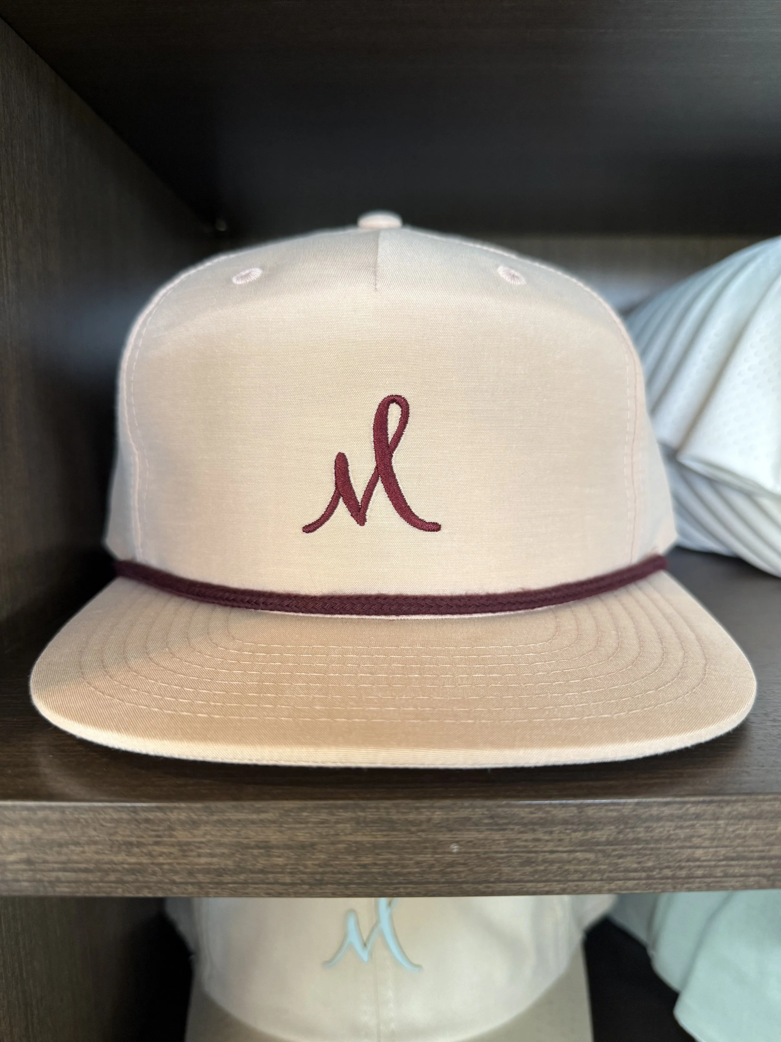 256 - Pale Peach/Maroon