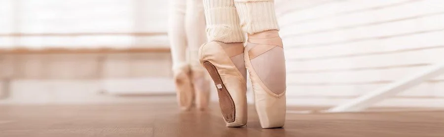 Primo Piano delle Scarpe di Due Ballerine in Punta di Piedi