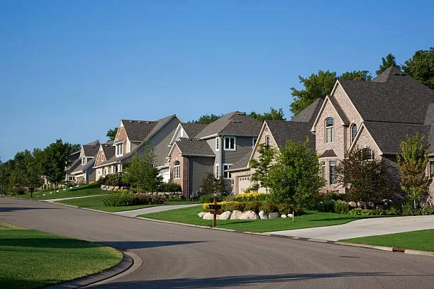 Residential street in Sammamish, WA showing homes during a slower real estate market