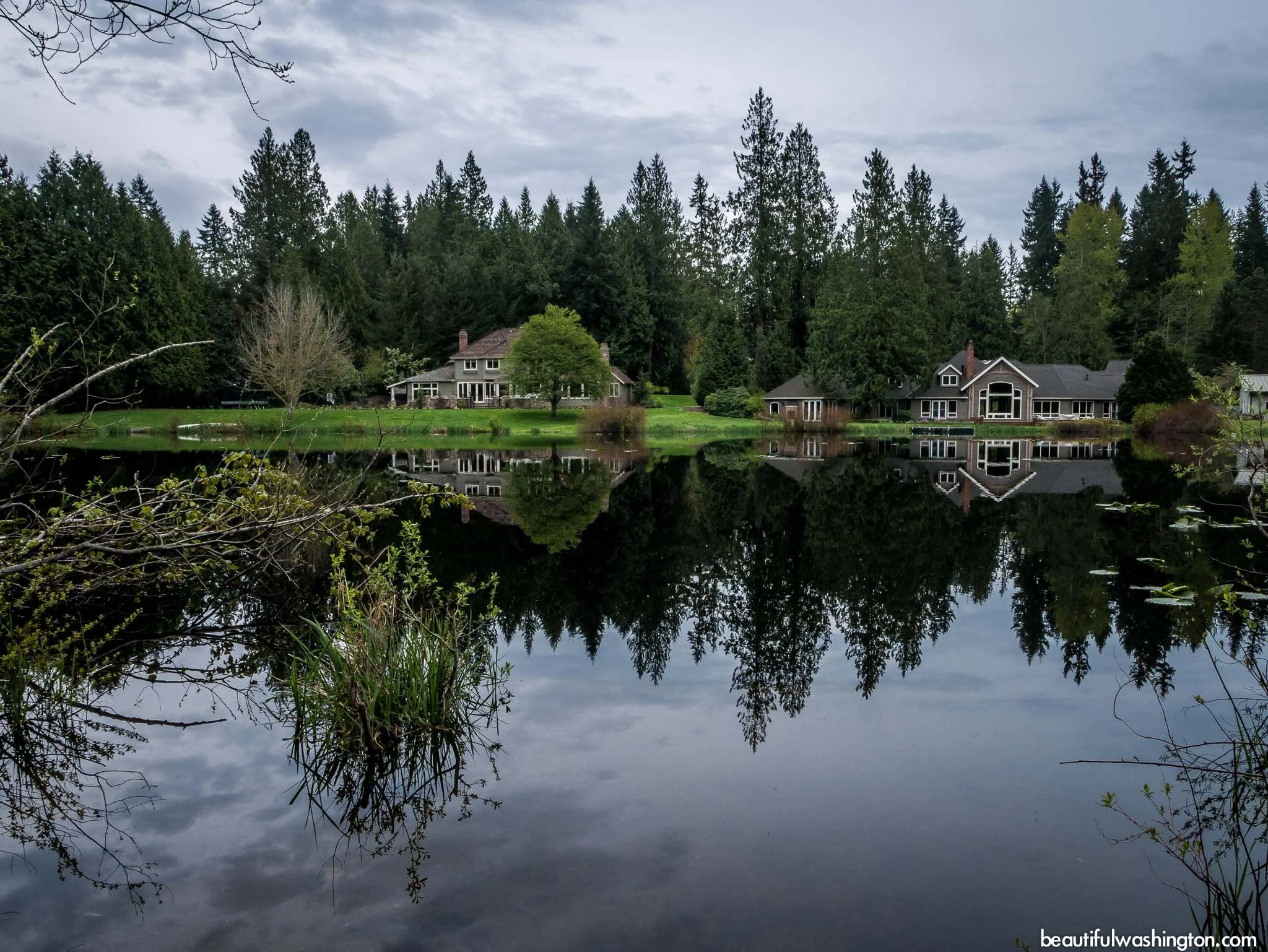 Beaver Lake Park Sammamish Washington wooded beach and trails near Beaver Lake Middle School and Skyline High School Issaquah School District