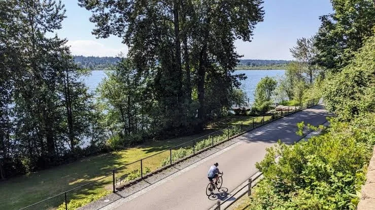 Lake Sammamish East trail runs along Lake Sammamish in Sammamish, WA