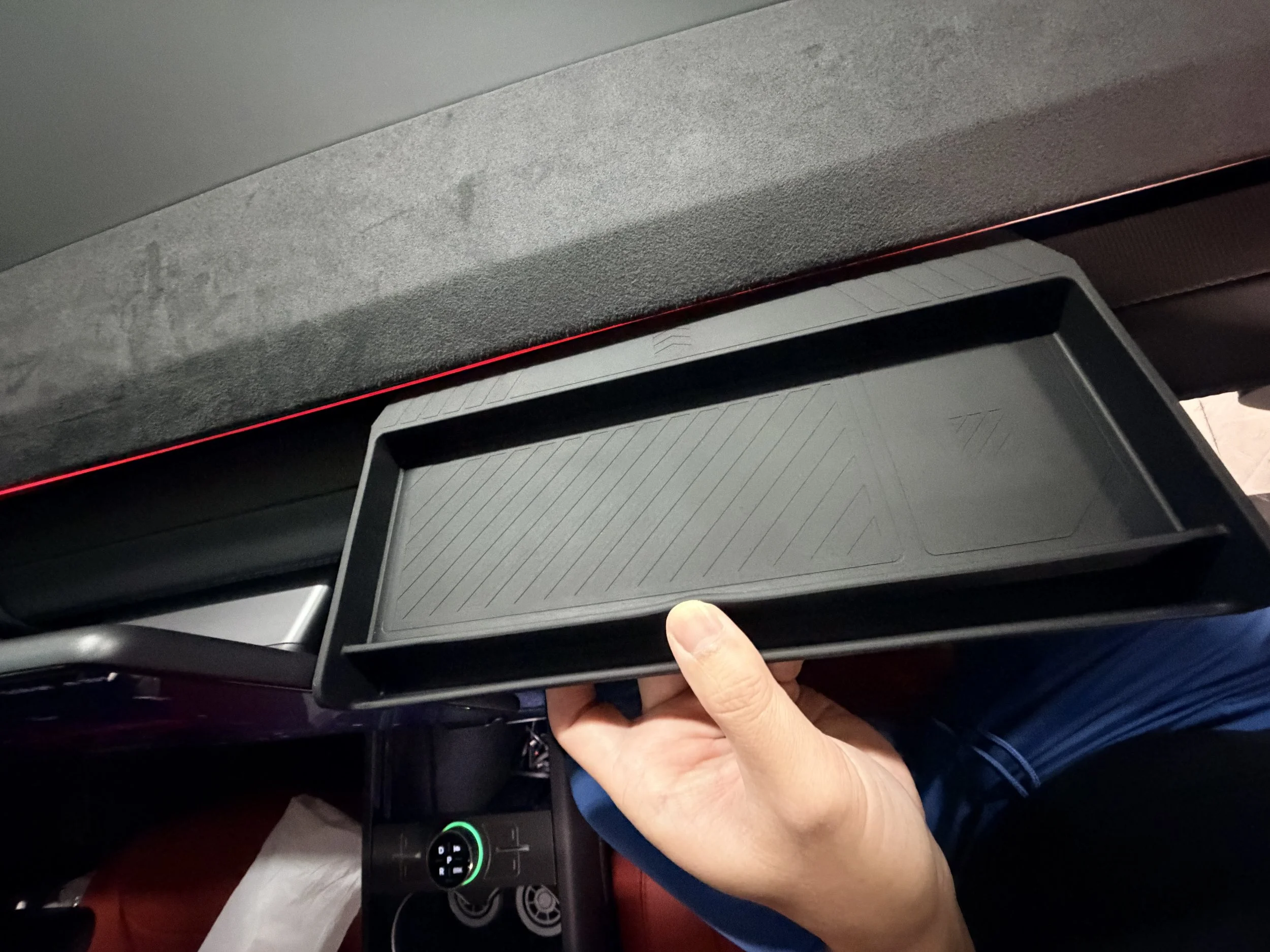 Dashboard-orginization-Tray-Tesla-Model Y Juinper-11.JPG