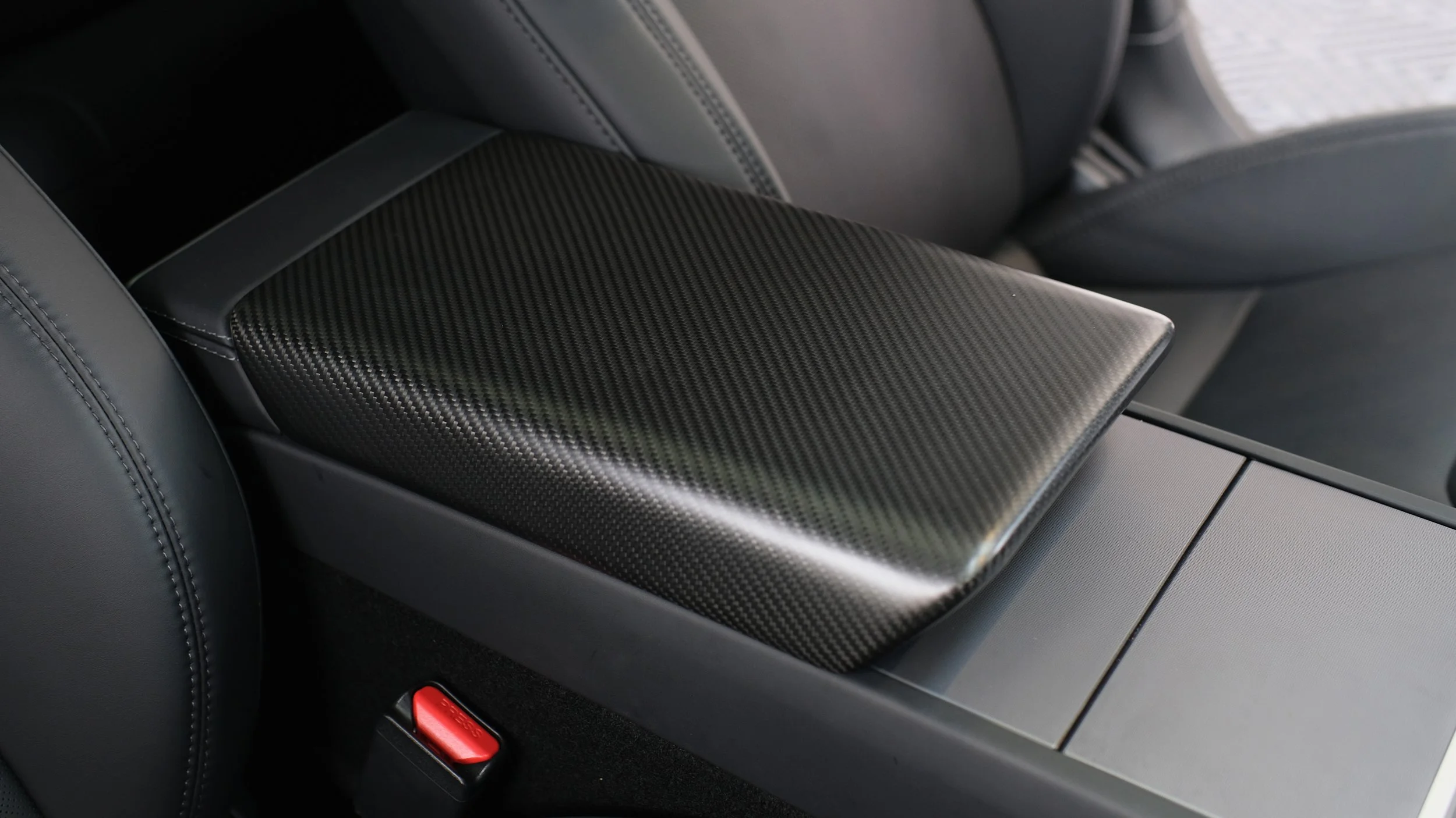 Model Y Juniper:Model 3 Highland - Carbon Fiber Armrest - Gloss : Matte -5.jpg