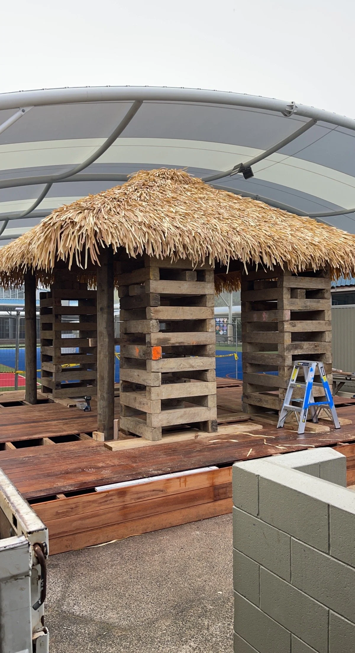 Bula hut postes.JPG