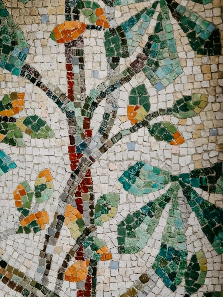 Mosaico de una planta con hojas verdes, tallo y flores anaranjadas.